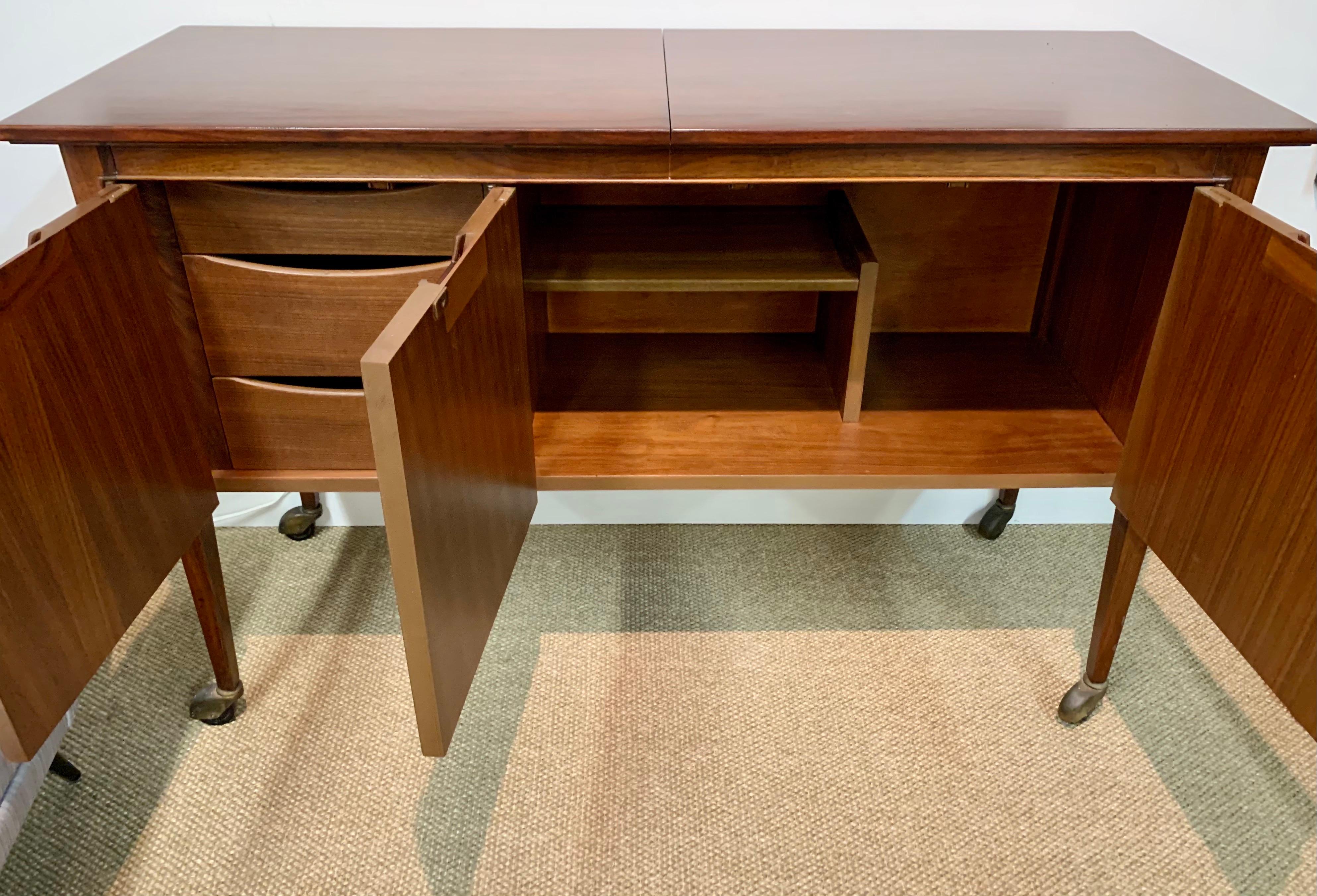 Midcentury John Stuart Expandable Rolling Sideboard Bar Buffet In Good Condition In West Hartford, CT