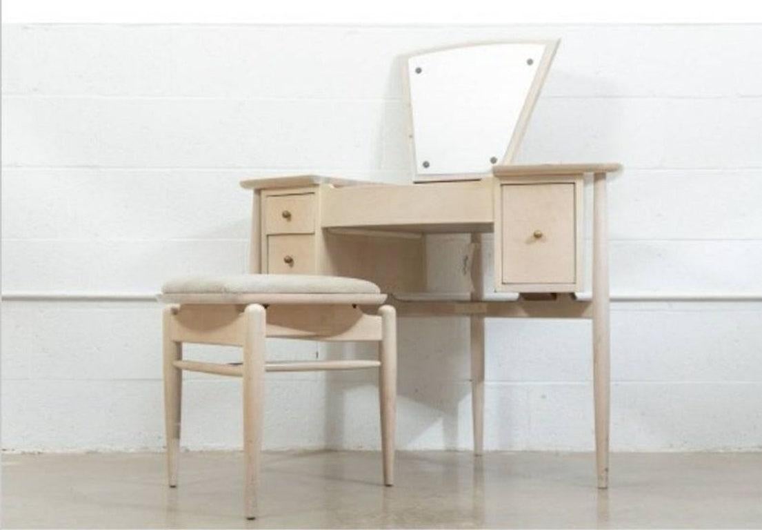 Rare bureau de toilette et banc en miroir peint en blanc, datant du milieu du siècle dernier, du légendaire designer de luxe américain John Stuart. Circa 1950

Le sensationnel meuble-lavabo en forme de demilune conçu par John Stuart, avec miroir