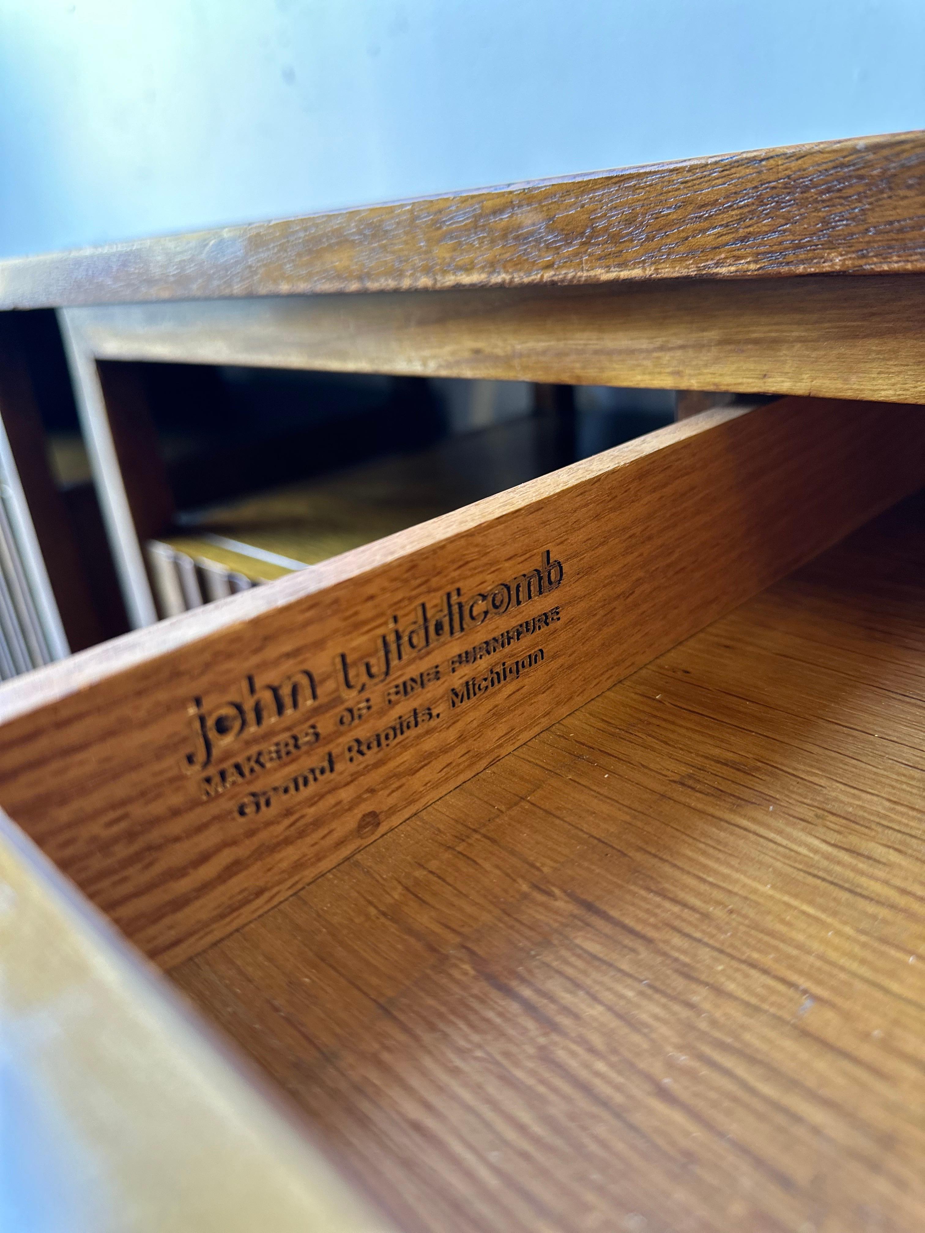 Mid Century John Widdicomb Furniture mahogany nightstands circa 1950 For Sale 3