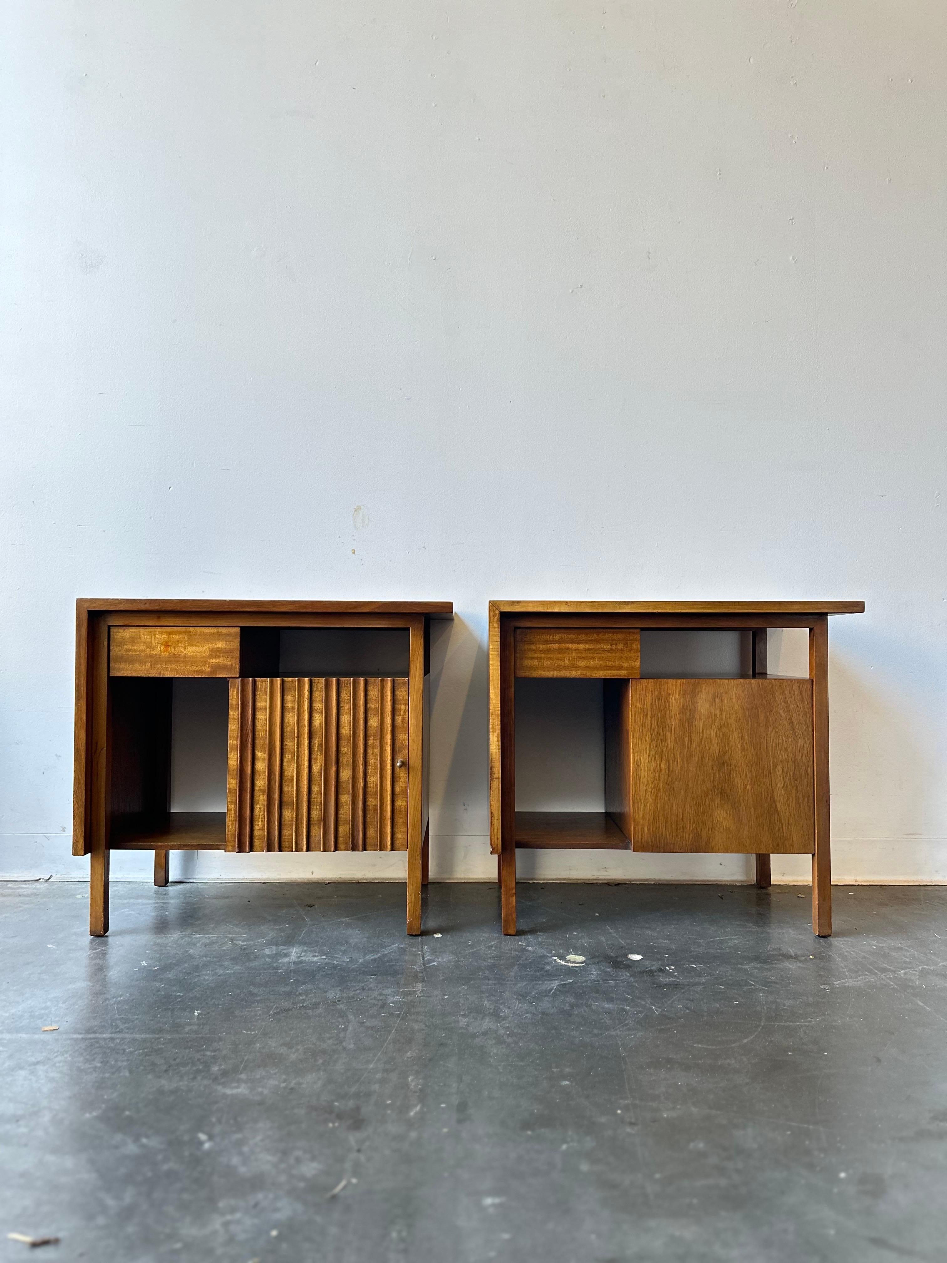 Mid Century John Widdicomb Furniture mahogany nightstands circa 1950 For Sale 4