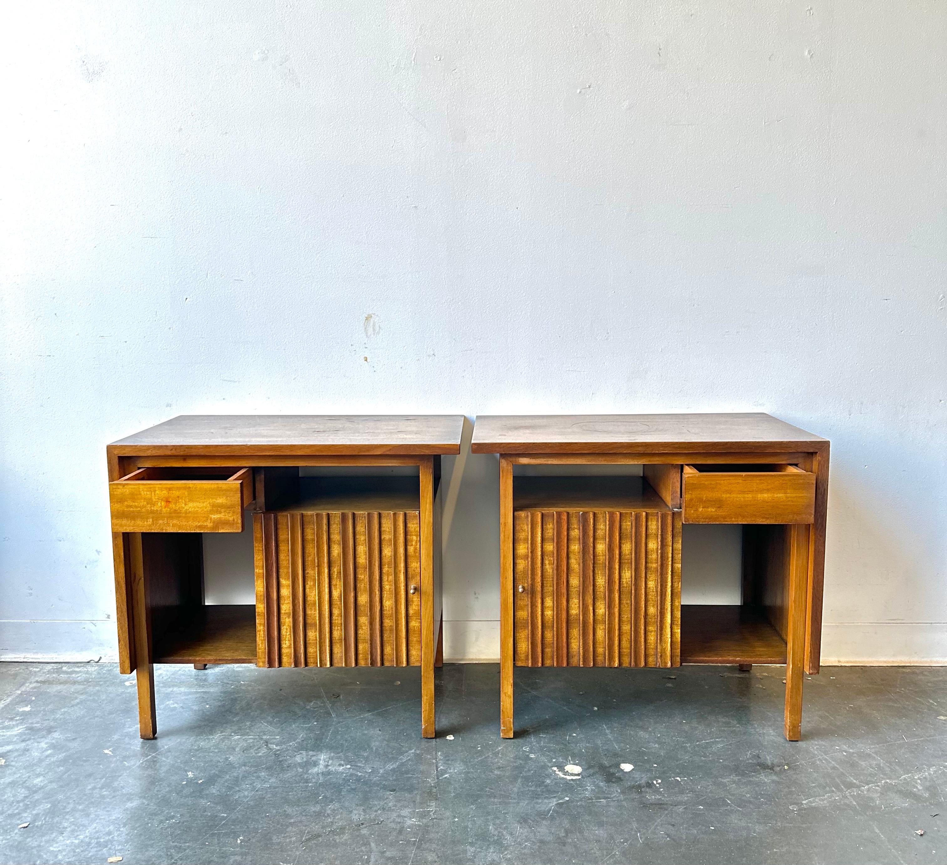 Mid Century John Widdicomb Furniture Mahagoni Nachttische um 1950 (Moderne der Mitte des Jahrhunderts) im Angebot