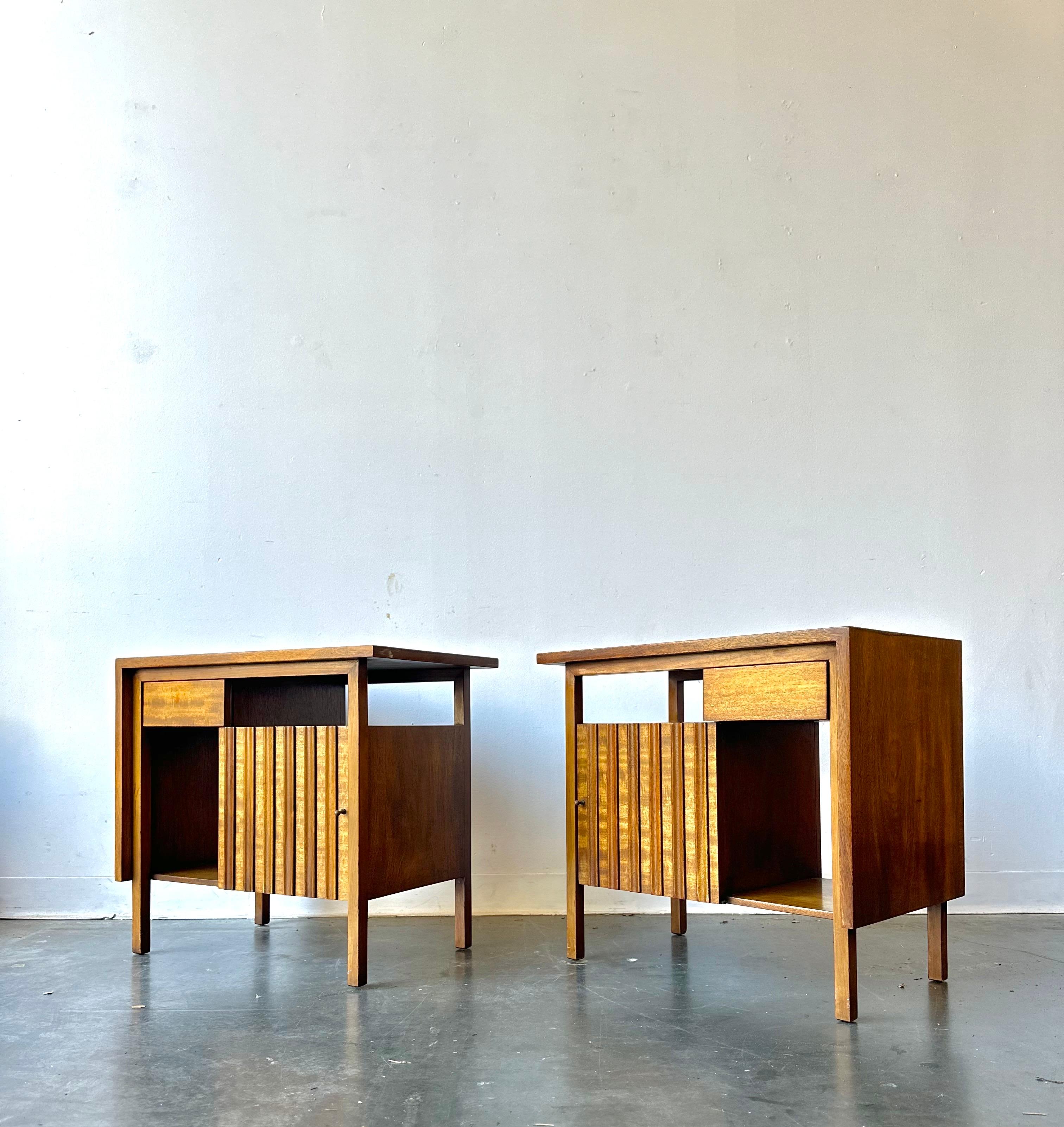 Mid Century John Widdicomb Furniture Mahagoni Nachttische um 1950 (Holzarbeit) im Angebot