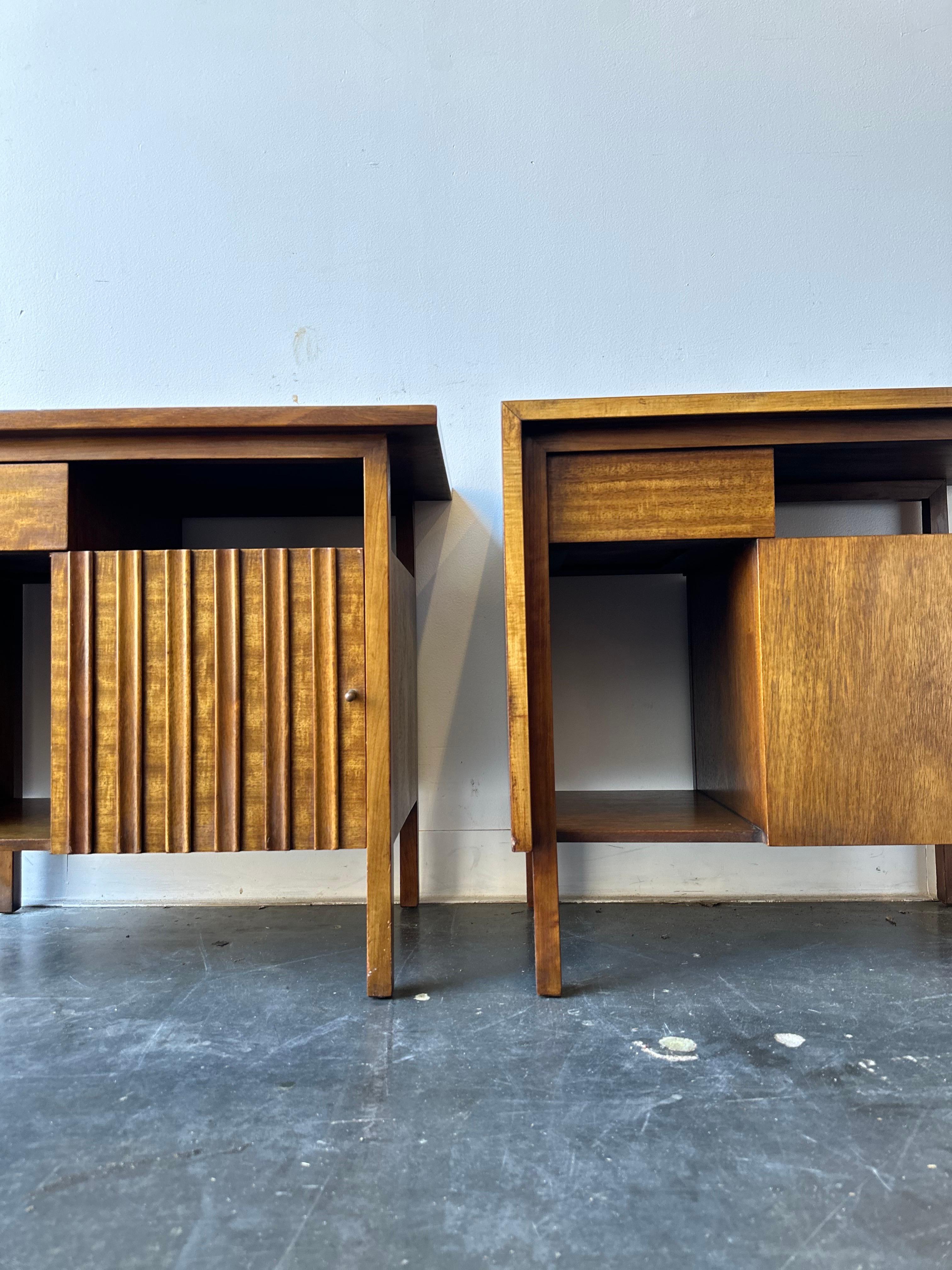Mid Century John Widdicomb Furniture mahogany nightstands circa 1950 In Good Condition In Sayreville, NJ