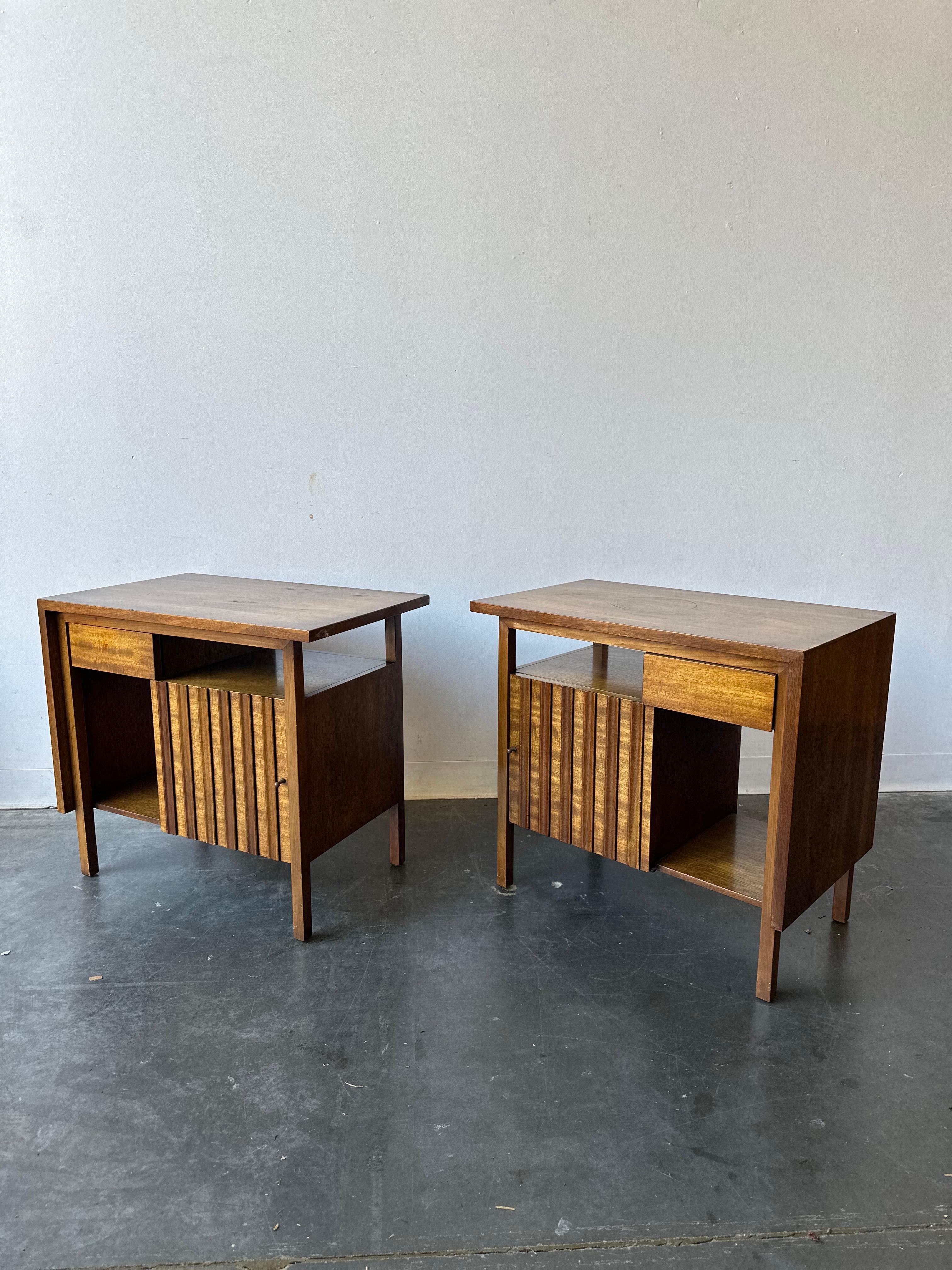 Mid Century John Widdicomb Furniture Mahagoni Nachttische um 1950 (Mitte des 20. Jahrhunderts) im Angebot