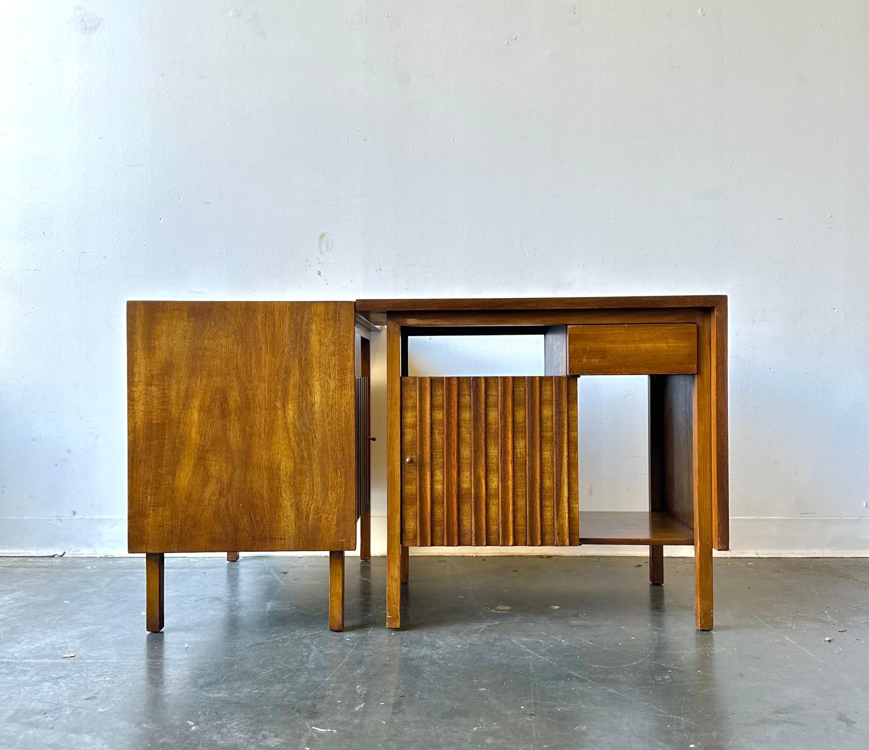 Mid Century John Widdicomb Furniture mahogany nightstands circa 1950 For Sale 1