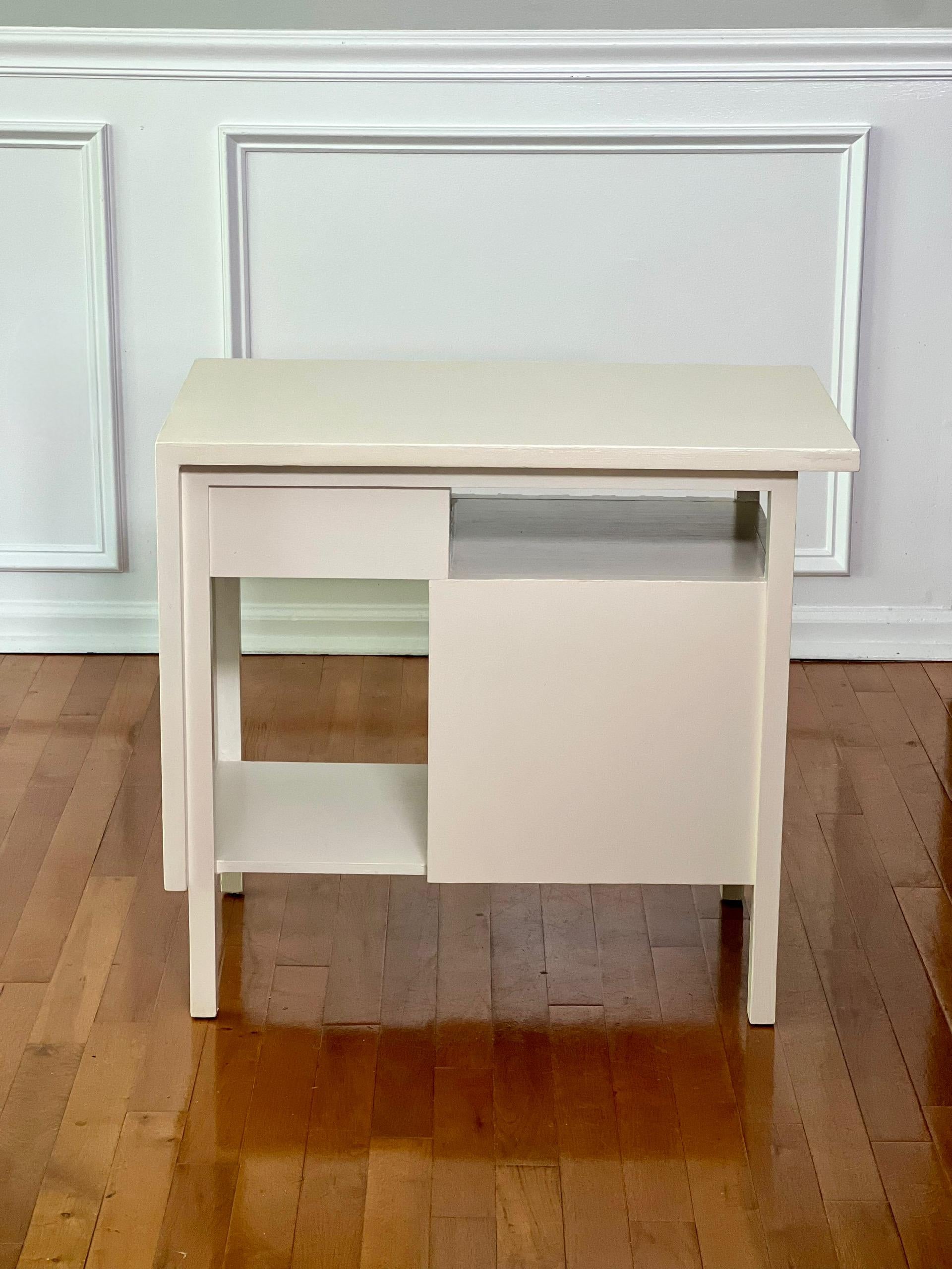 Mid Century John Widdicomb White Painted Nightstand or Side Table In Good Condition For Sale In Doylestown, PA