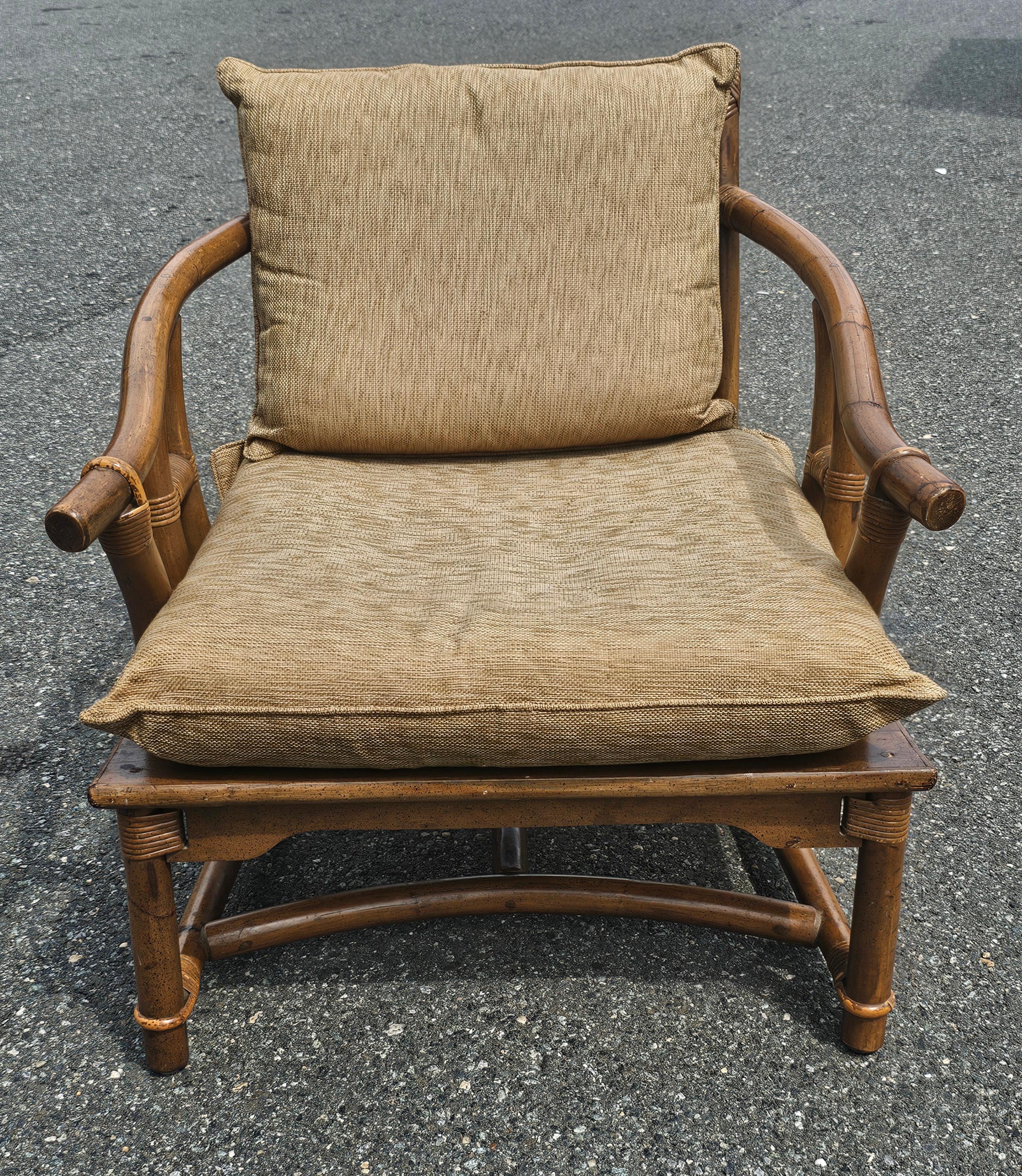 Sedia da salotto in rattan e noce di John Wisner, design della metà del XX secolo per Ficks Reed.
Misura 28,5