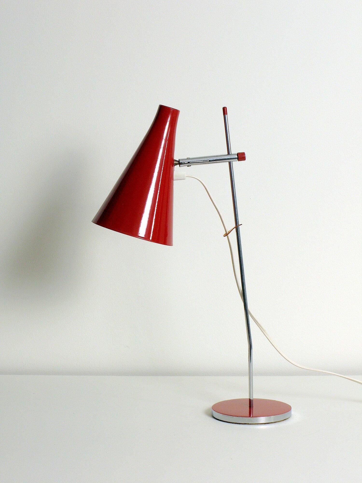 Von Josef Hurka entworfene Schreibtischlampe, hergestellt von Lidokov in den 1960er Jahren. Glockenförmiger Schirm aus leuchtend rot emailliertem Aluminium, verchromter abgewinkelter Stiel, verchromtes Drehgelenk und Höhenverstellung aus Stahl,