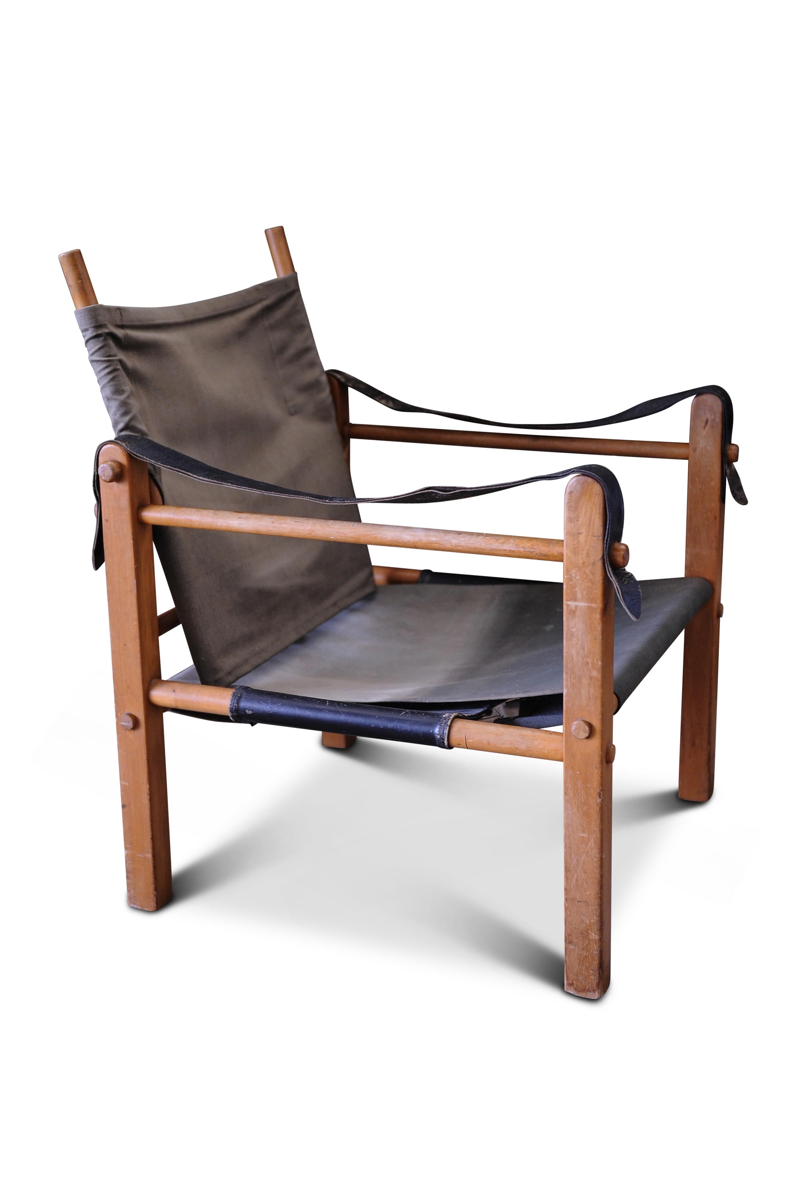 XX secolo Sedia Safari con struttura in faggio e imbracatura in pelle nera di Kaare Klint, design di metà secolo in vendita