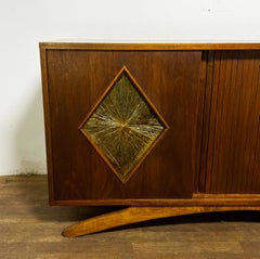 Skulpturale Nussbaum-Credenza aus der Mitte des Jahrhunderts CIRCA 1960s