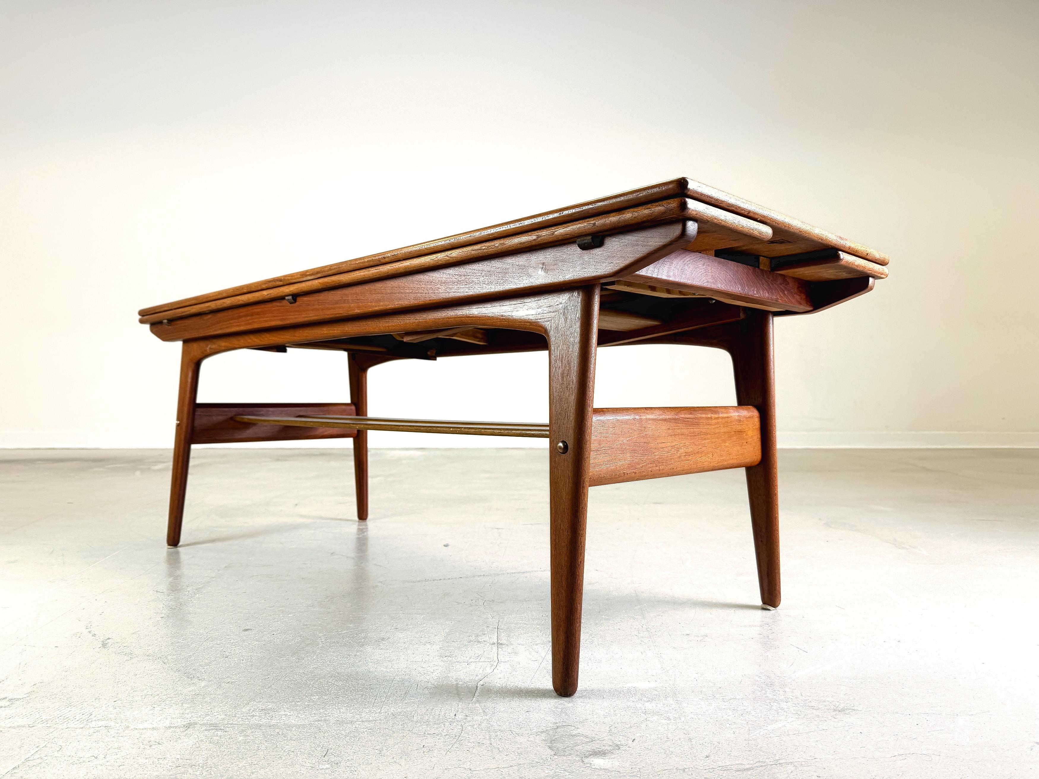 Mid-Century Modern Table basse d'ascenseur Kai Kristiansen Trioh en teck du milieu du siècle dernier en vente