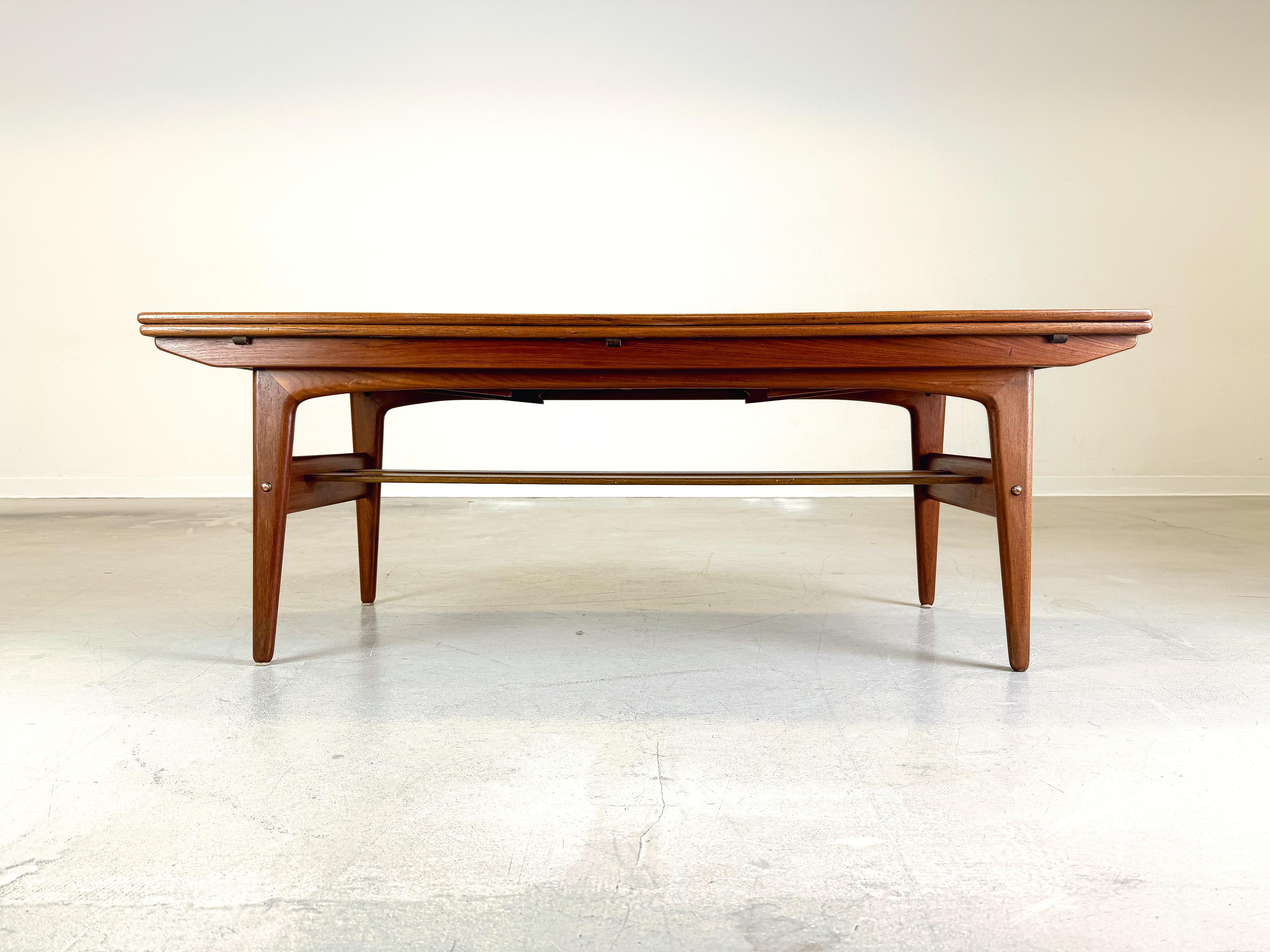 Danois Table basse d'ascenseur Kai Kristiansen Trioh en teck du milieu du siècle dernier en vente