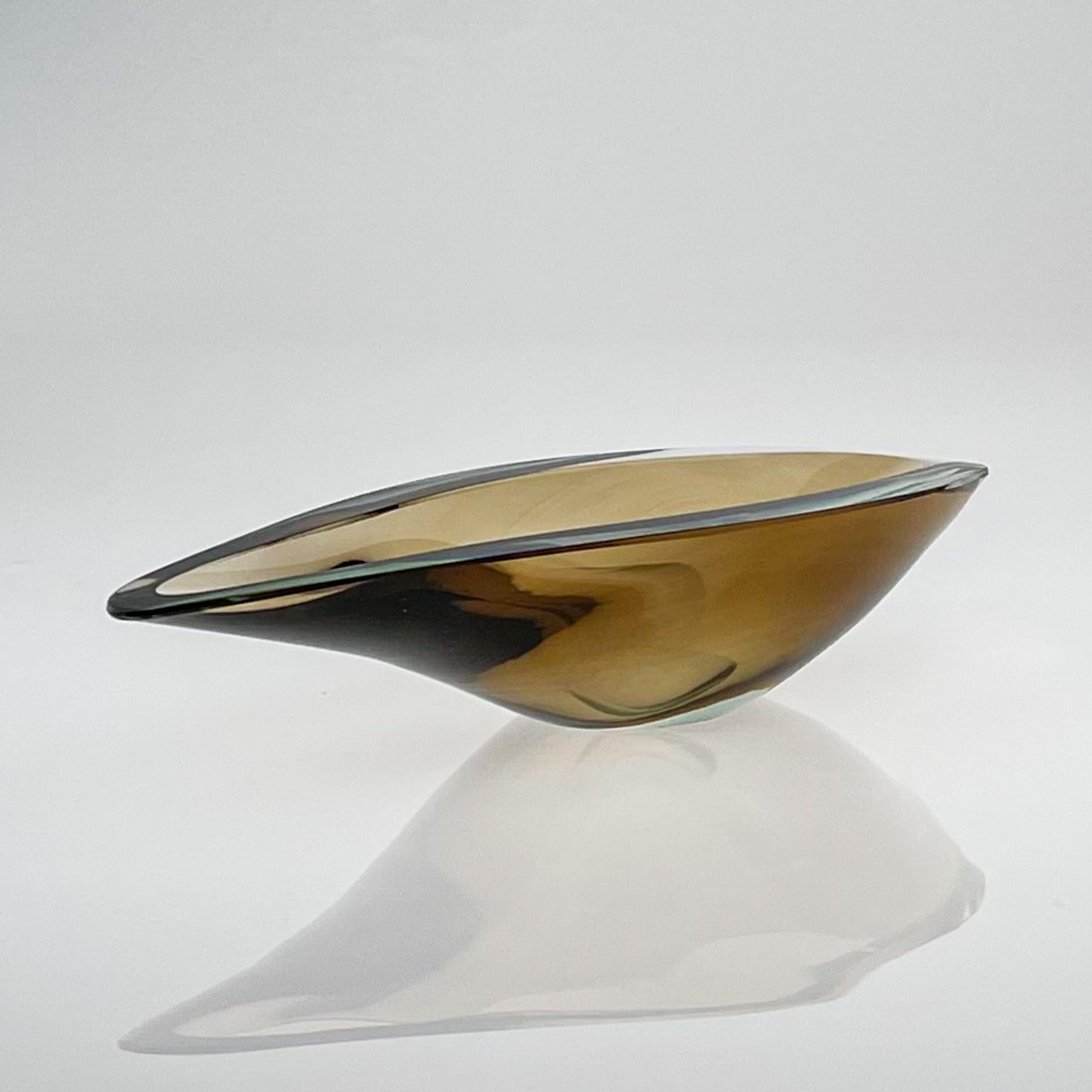 Mid Century Kaj Franck Glass Art Dish Willowleaf Brown Clear Handblown Finland In Good Condition For Sale In EL Waalre, NL