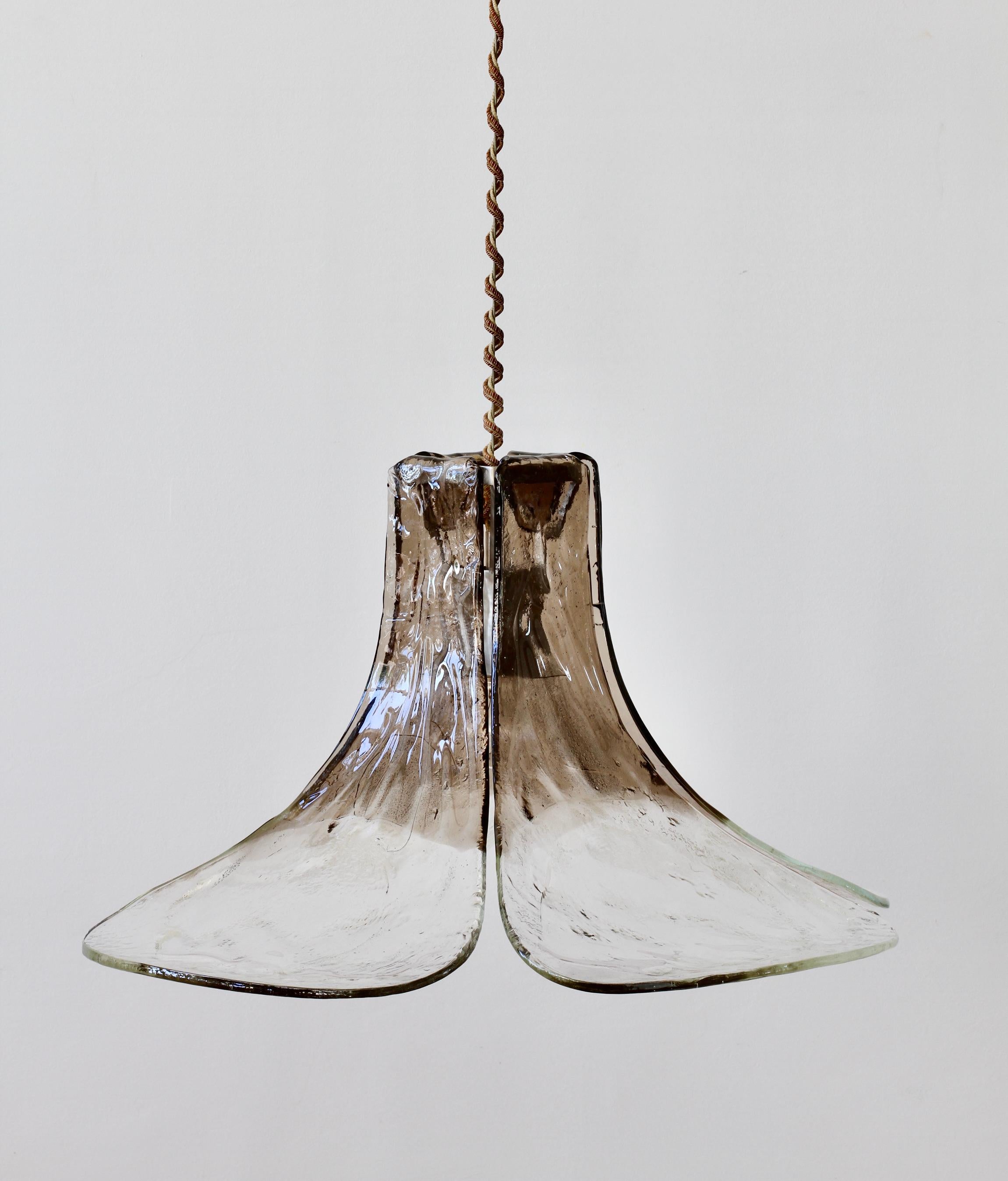 Lampe pendante en verre de Murano Kalmar 'Flower' Petals Mazzega Mid-Century Bon état - En vente à Landau an der Isar, Bayern