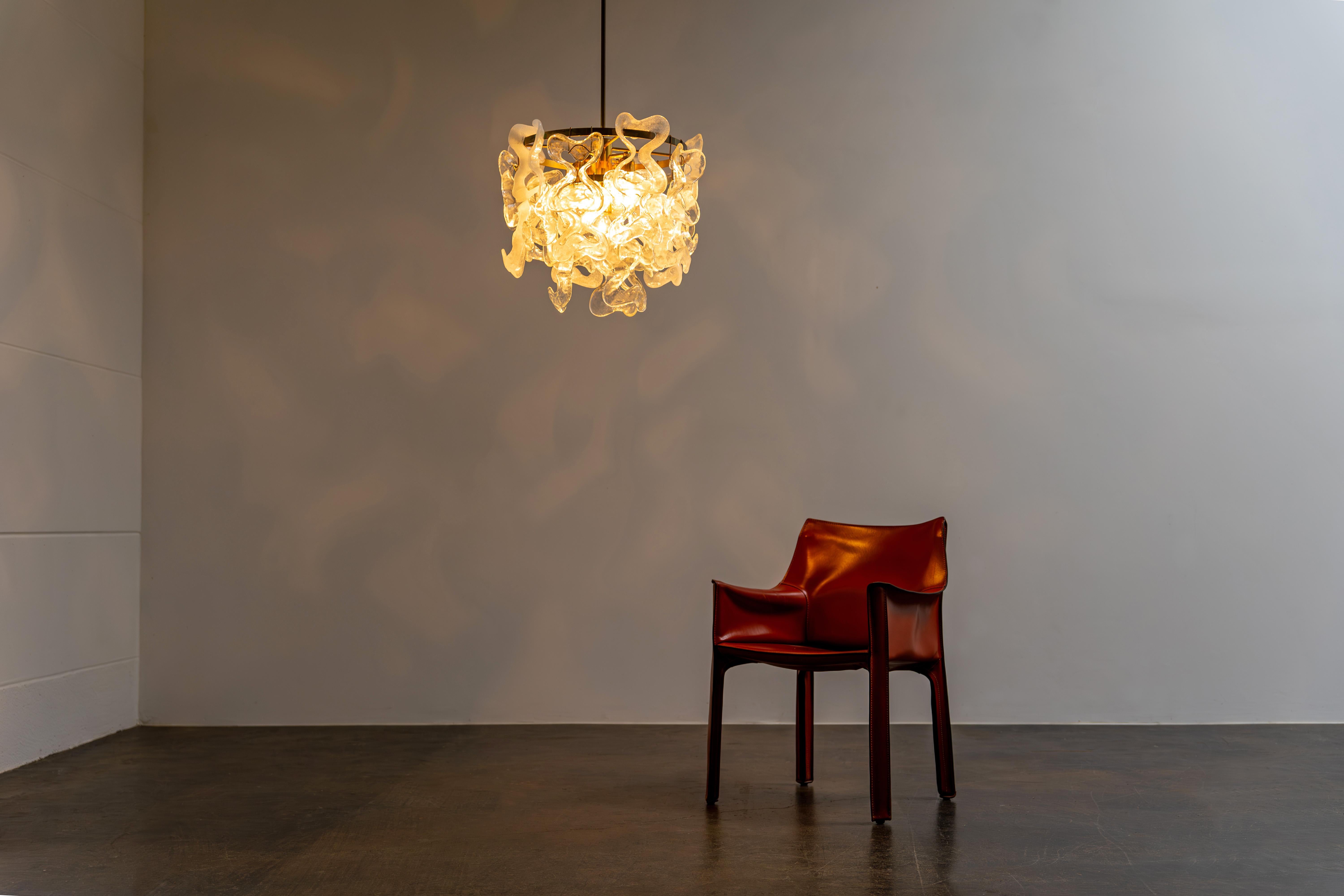 Lampadario vintage degli anni '60/'70 disegnato da Carlo Nason per Kalmar, Austria. Questo splendido pezzo presenta 33 elementi in vetro di Murano lavorati a mano e una struttura in ottone con cinque prese E27. I grandi elementi in vetro possono