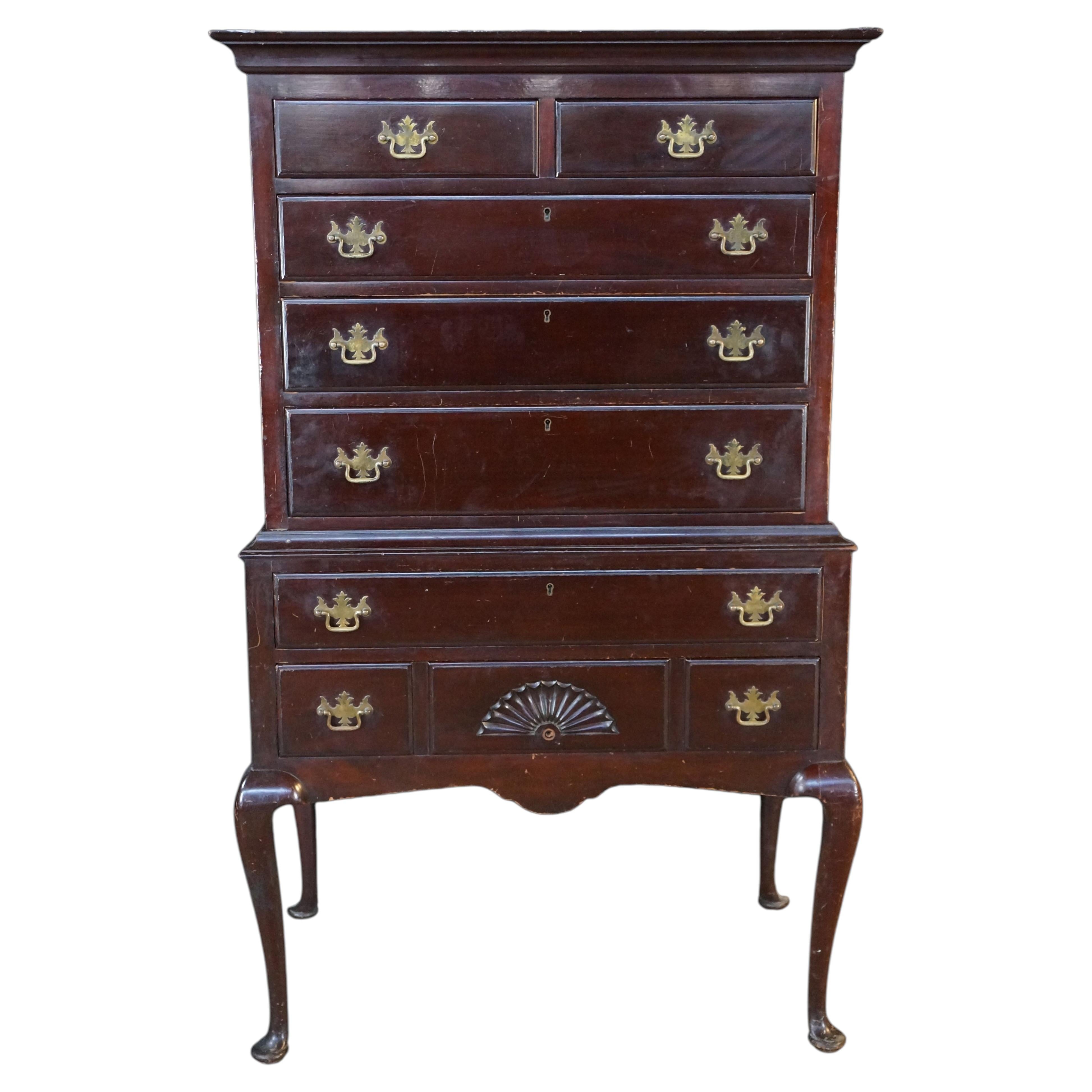 Commode « Highboy » Queen Anne en acajou de la marque Kaplan, style milieu du siècle en vente
