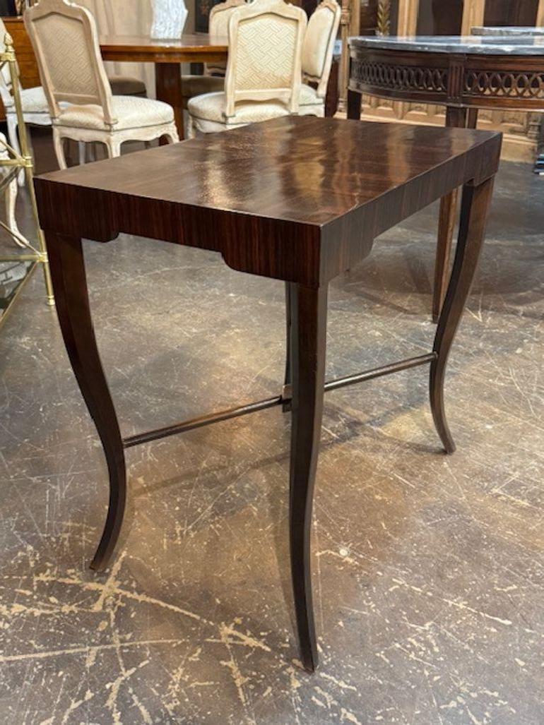 Il tavolino di metà secolo Karl Springer in mogano e legno di Macassar è un mobile elegante e senza tempo che emana un senso di raffinatezza e lusso. La combinazione del ricco materiale in mogano e dell'esclusivo legno di Macassar aggiunge un tocco