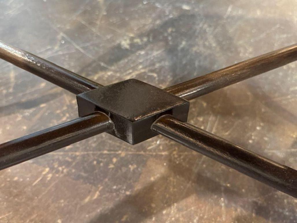 Fino al XVIII secolo Tavolino di metà secolo in mogano e legno di Macassar di Karl Springer in vendita