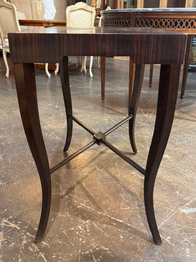 Tavolino di metà secolo in mogano e legno di Macassar di Karl Springer in vendita 1