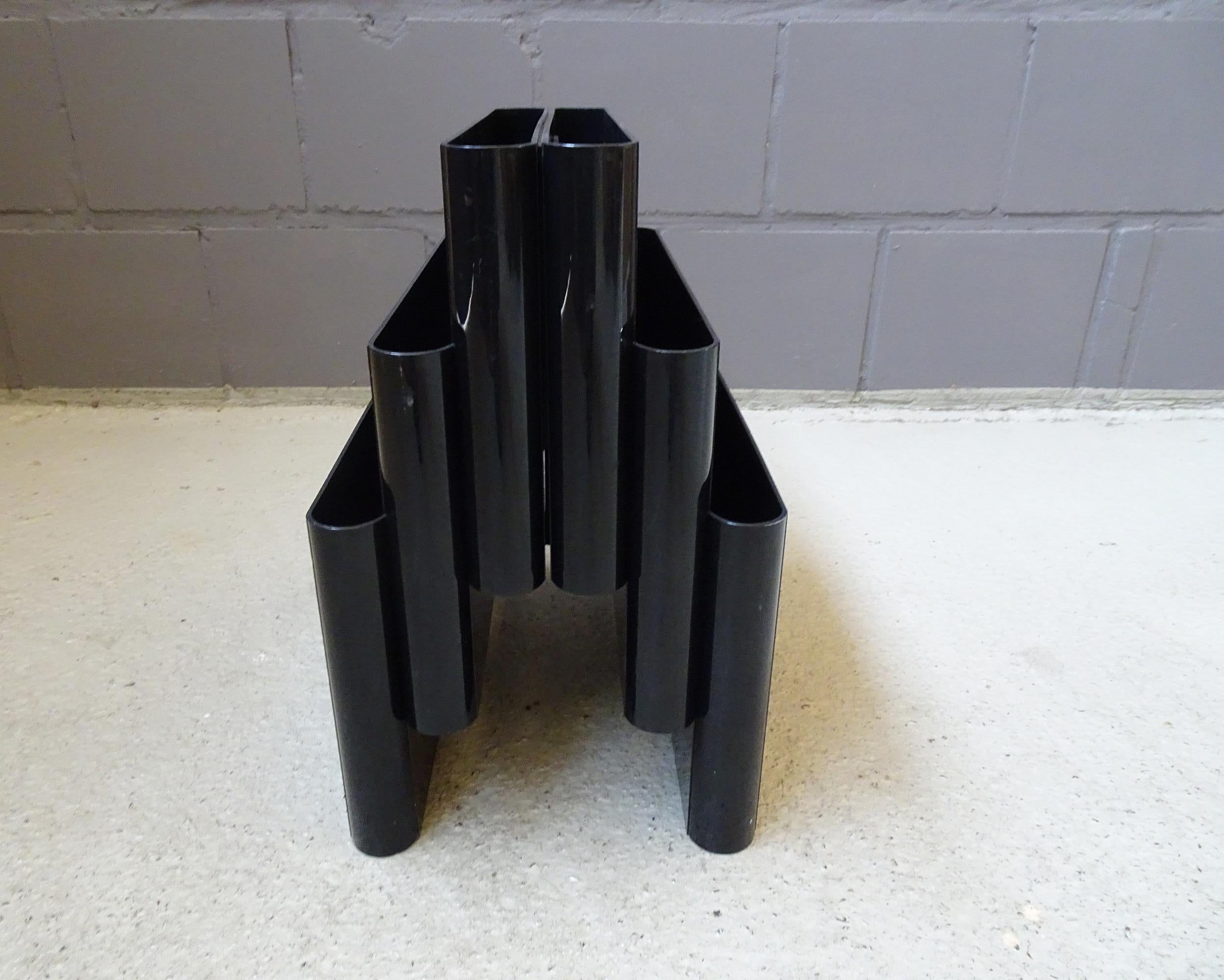 Large magazine rack by Kartell, design Giotto Stoppino. A minimalist black plastic magazine rack from the 1970s. This version is extra large with six storage compartments. There is a practical handle in the middle.

A timeless Italian design