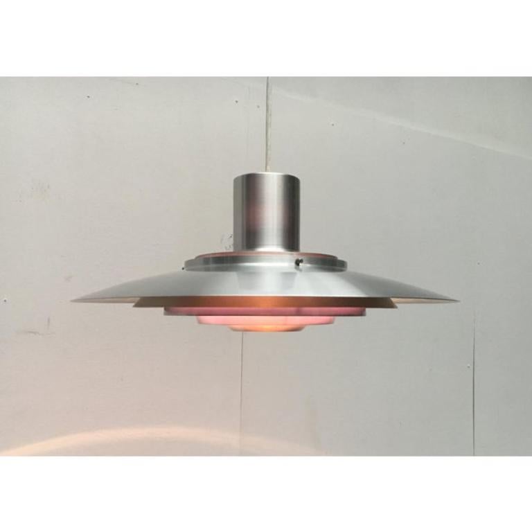 Semplice lampada a sospensione a lamelle del produttore danese Nordisk Solar, disegnata da Jørgen Kastholm & Preben Fabricius negli anni '60. Ecco un vecchio originale di Nordisk Solar e nessuna replica attuale.

Design minimalista e attenzione ai