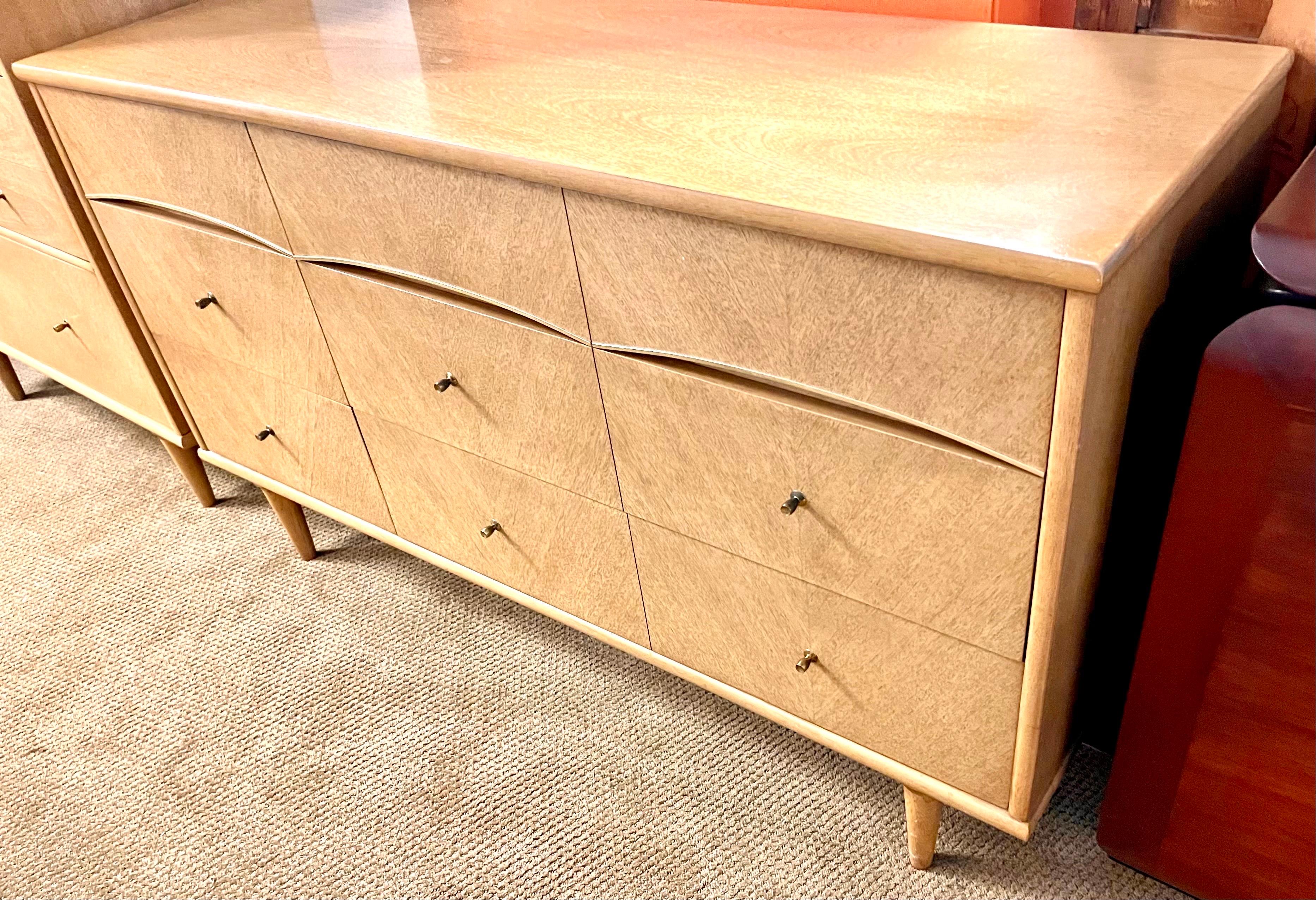 Light wood mid-century Kent Coffey blonde mahogany dresser has six dovetailed drawers (three wide to the right and three short to the left) with original brass pulls. Features decorative brass trim along the bottom edge of the top drawers as well as