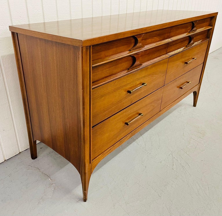 This listing is for an exceptional rare mid-century Kent Coffey Perspecta 6-drawer dresser. You don’t see this smaller version very often! Featuring rosewood pulls, original hardware, and a beautiful walnut top.