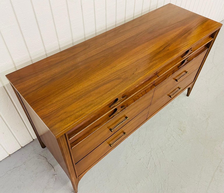 Mid-Century Kent Coffey Perspecta Walnut Dresser In Good Condition For Sale In Clarksboro, NJ