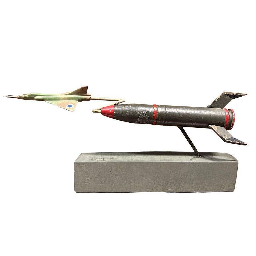 Prototipo di caccia a reazione Kfir di metà secolo Modello da scrivania dell'aeronautica militare israeliana In condizioni ottime in vendita a Van Nuys, CA