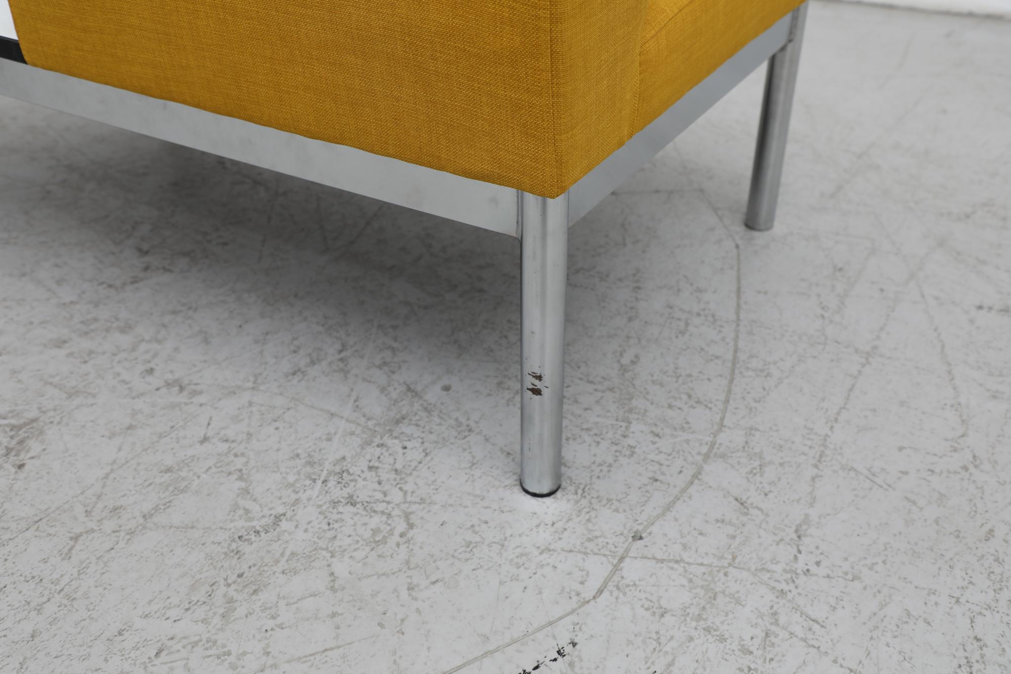 Silla Amarilla de Mitad de Siglo Estilo Kho Liang Ie con Mesa Conectada en venta 3