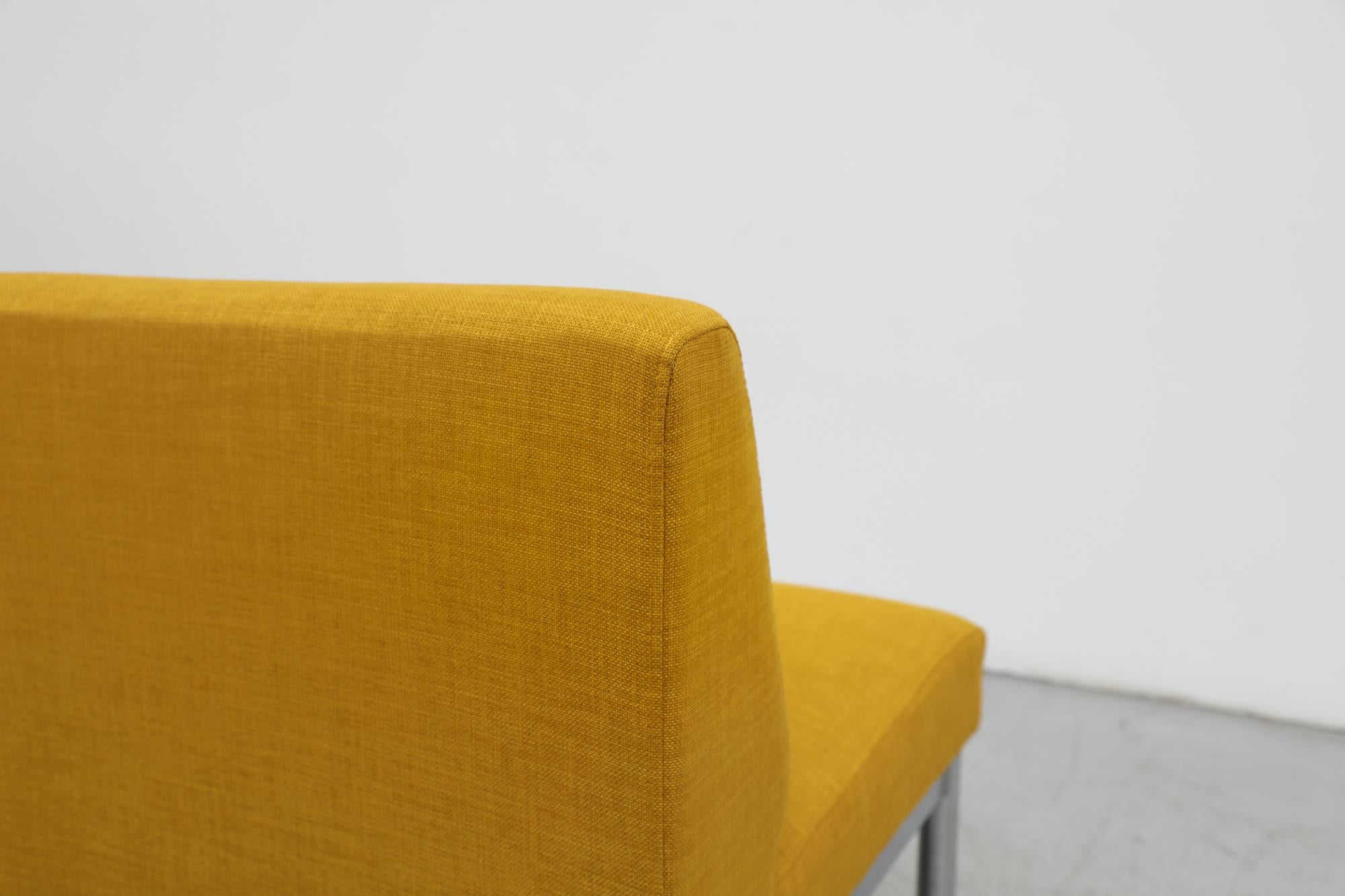 Silla Amarilla de Mitad de Siglo Estilo Kho Liang Ie con Mesa Conectada en venta 4