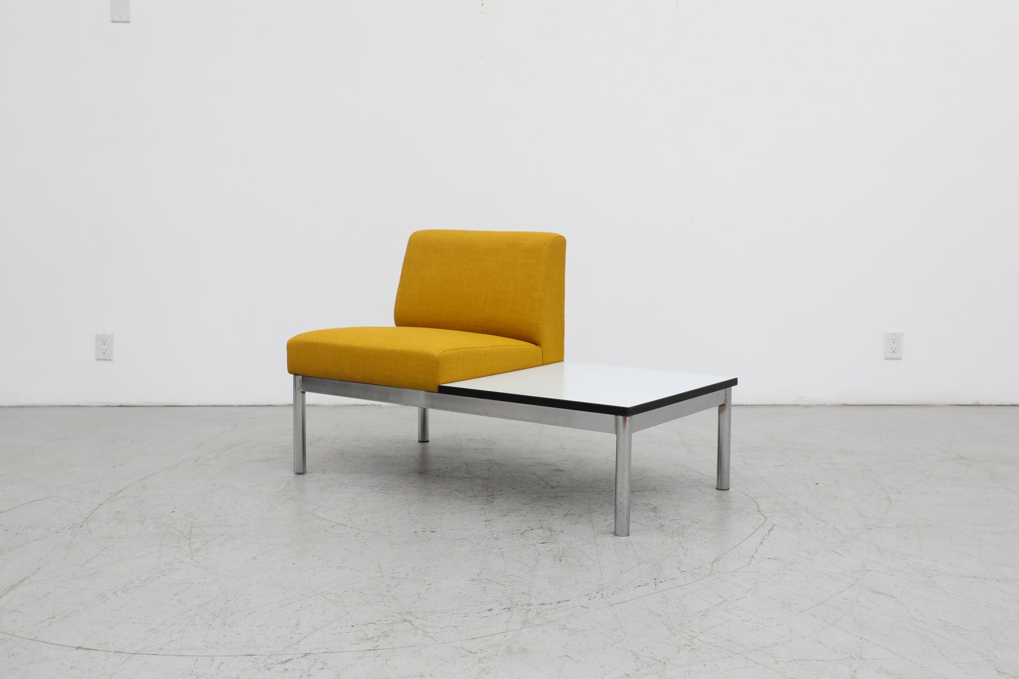 Silla de estilo Kho Liang Ie de mediados de siglo con mesa acoplada, estructura cromada y cojines amarillos recién tapizados. En estado original, con cierto desgaste propio de la edad y el uso. También están disponibles la silla y la mesa del lado
