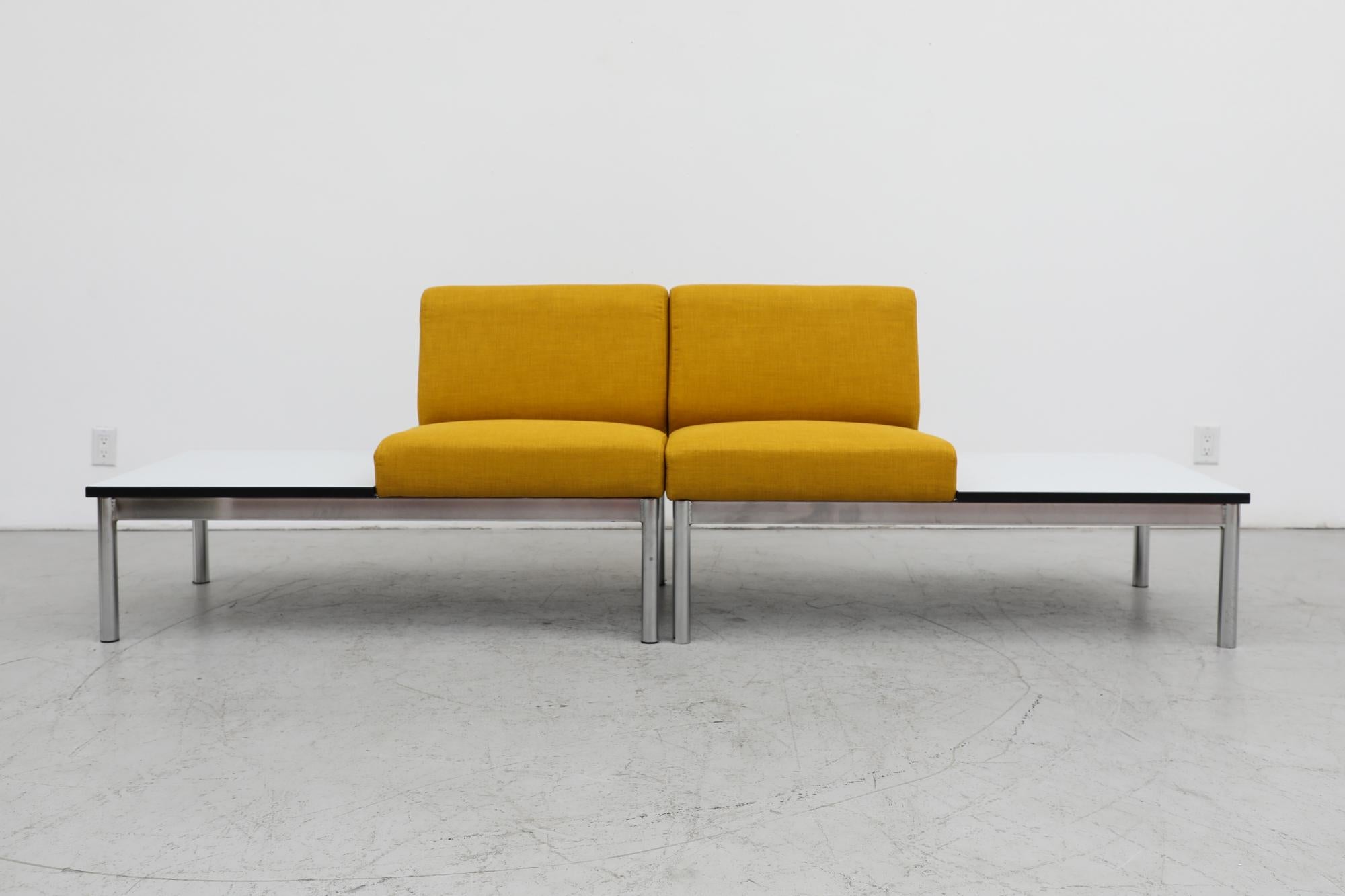 Silla Amarilla de Mitad de Siglo Estilo Kho Liang Ie con Mesa Conectada Moderno de mediados de siglo en venta