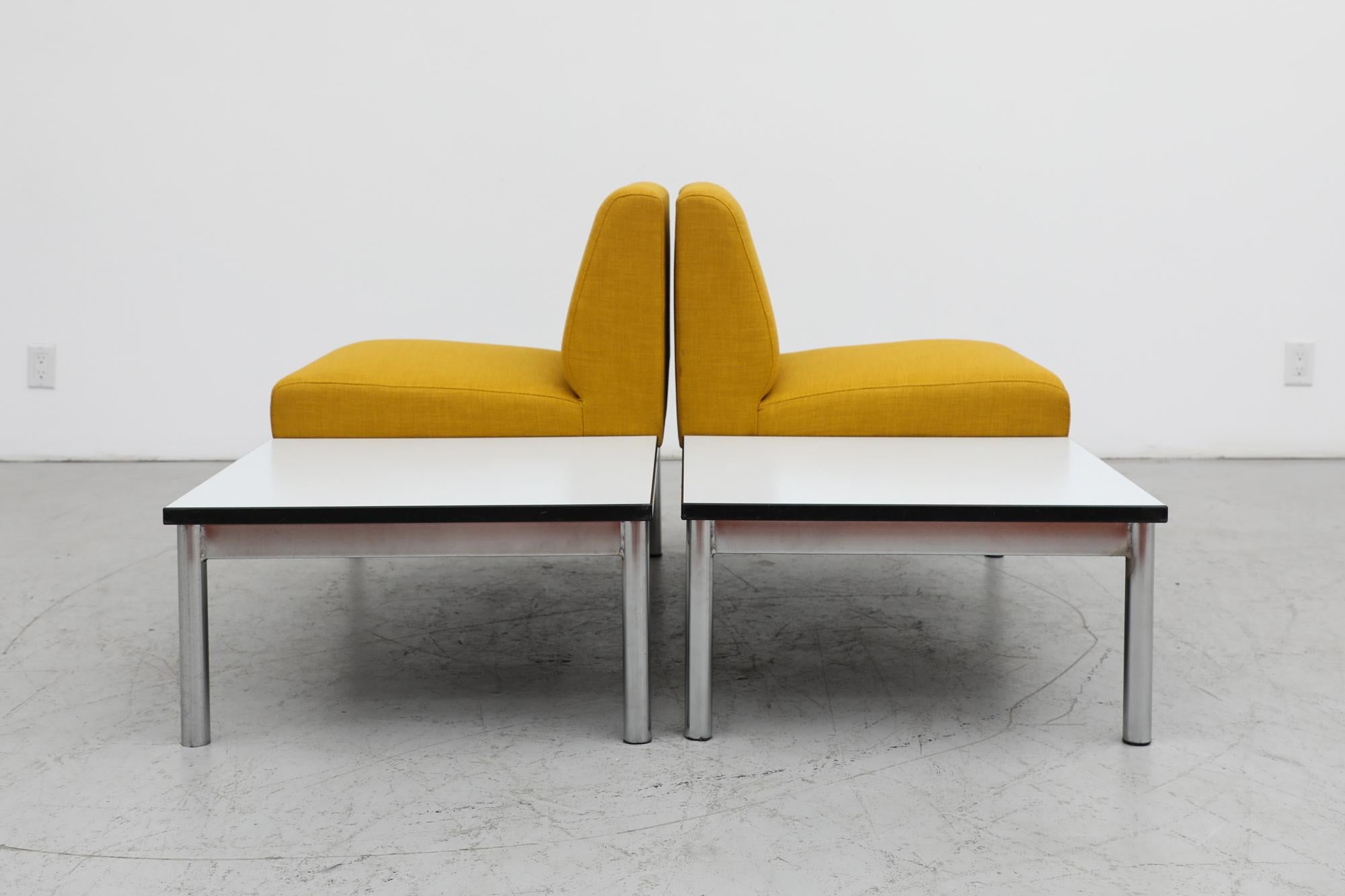 Silla Amarilla de Mitad de Siglo Estilo Kho Liang Ie con Mesa Conectada Holandés en venta