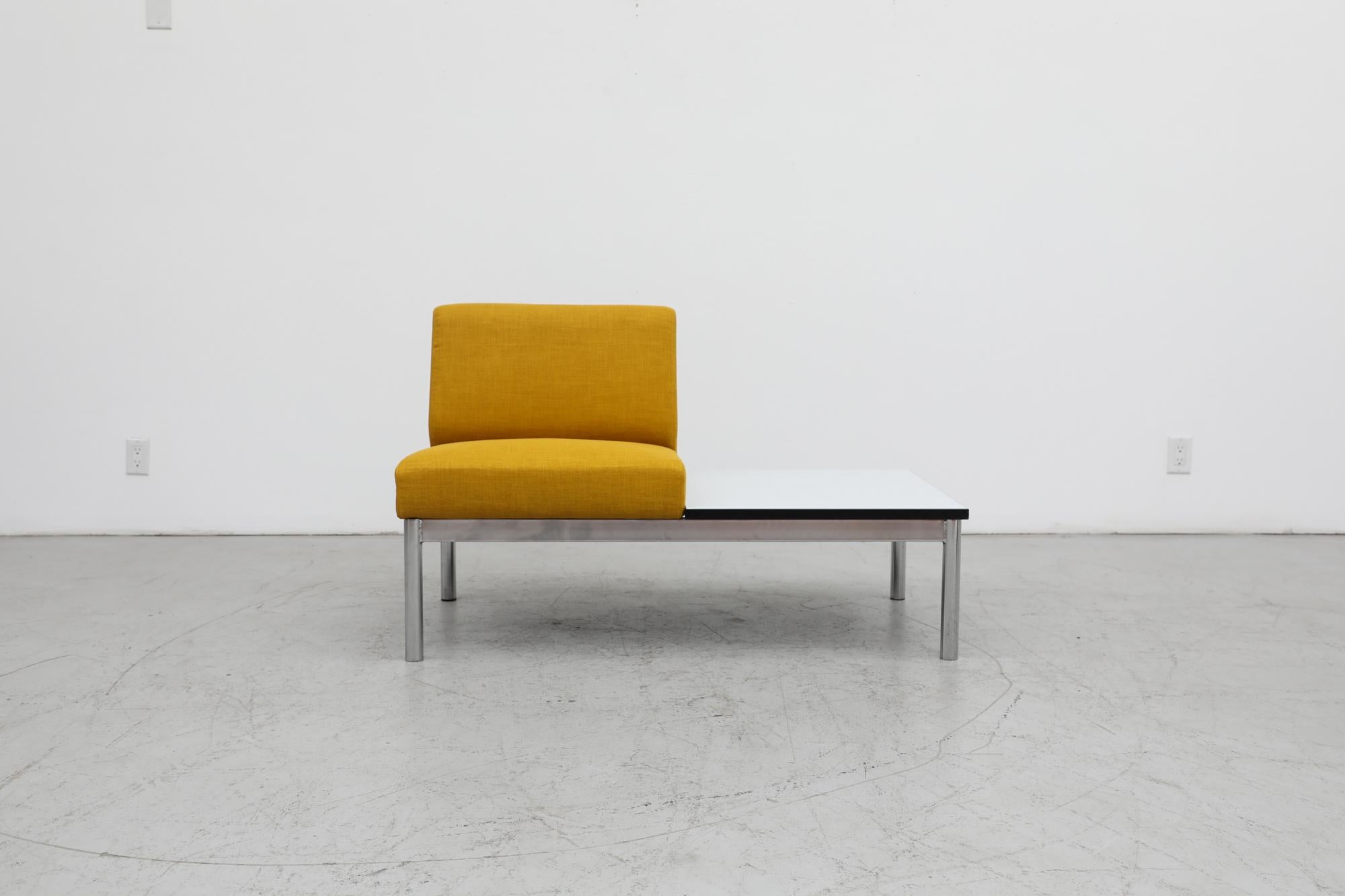 Silla Amarilla de Mitad de Siglo Estilo Kho Liang Ie con Mesa Conectada en Bueno estado para la venta en Los Angeles, CA