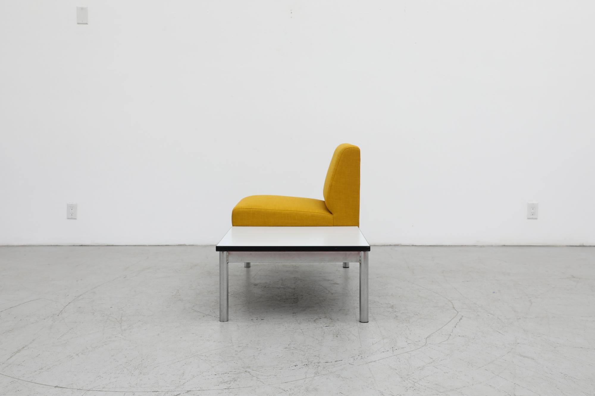 Silla Amarilla de Mitad de Siglo Estilo Kho Liang Ie con Mesa Conectada mediados del siglo XX en venta