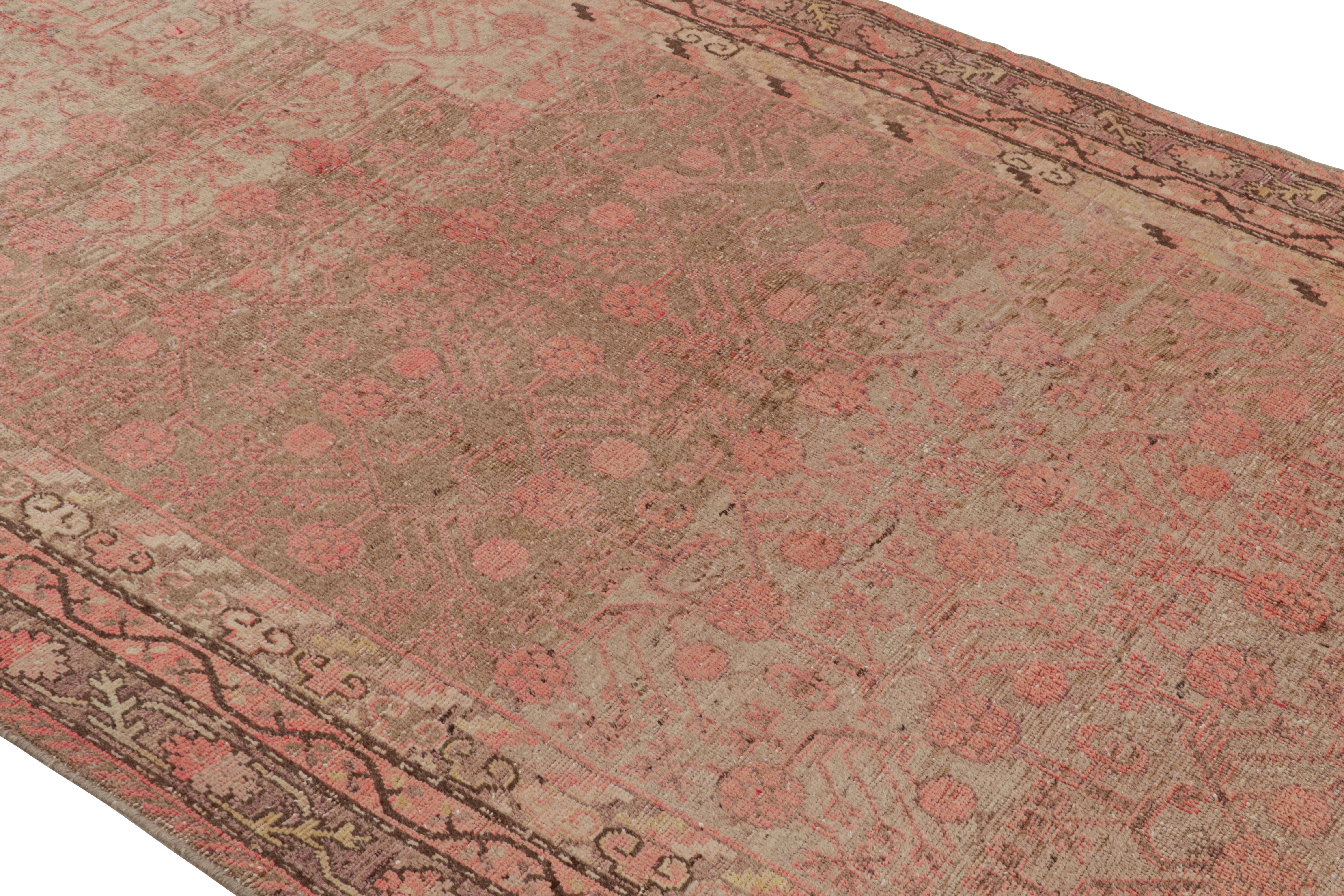 Noué à la main Tapis Khotan transitionnel en laine rose et beige mi-siècle par Rug & Kilim en vente