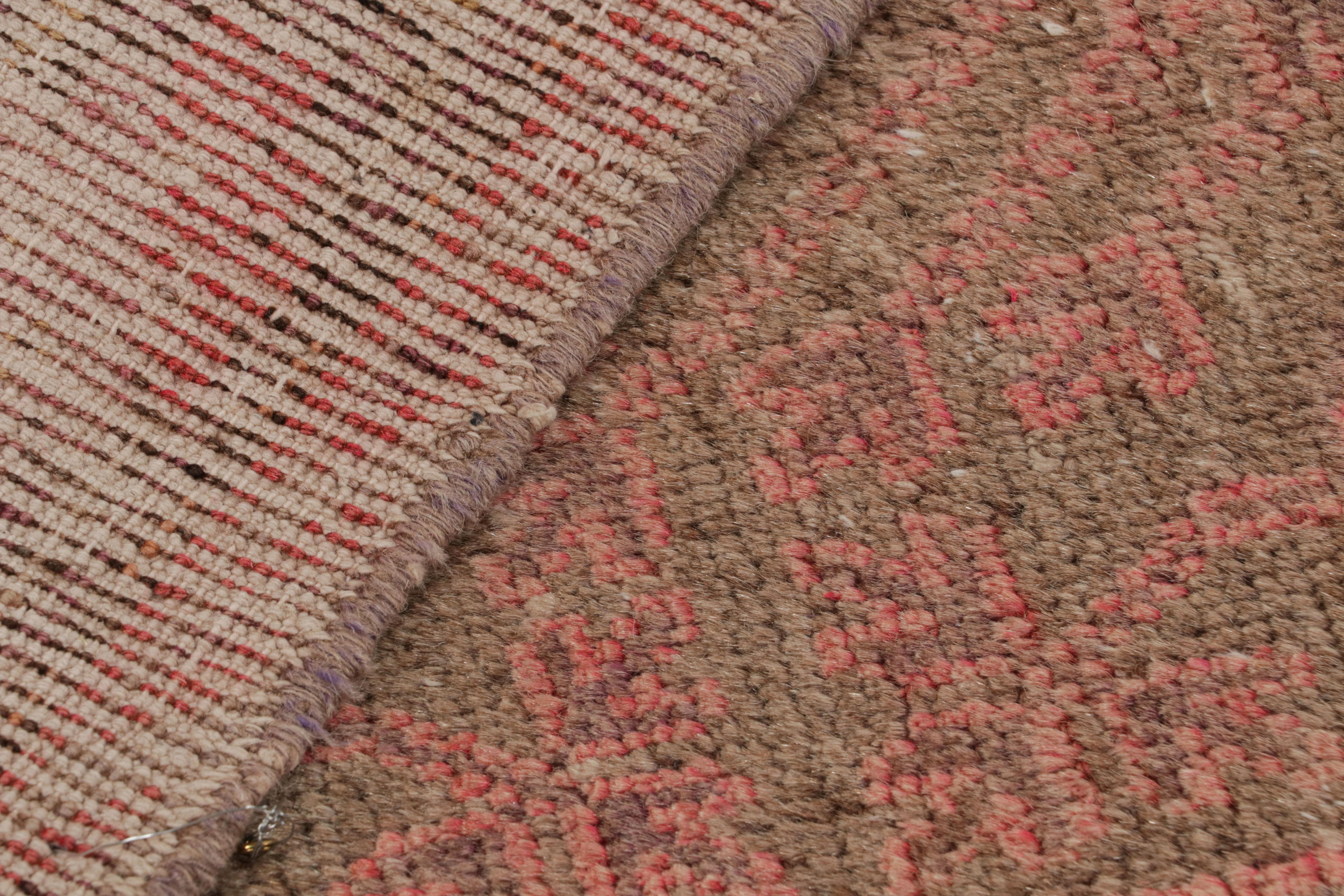 Laine Tapis Khotan transitionnel en laine rose et beige mi-siècle par Rug & Kilim en vente