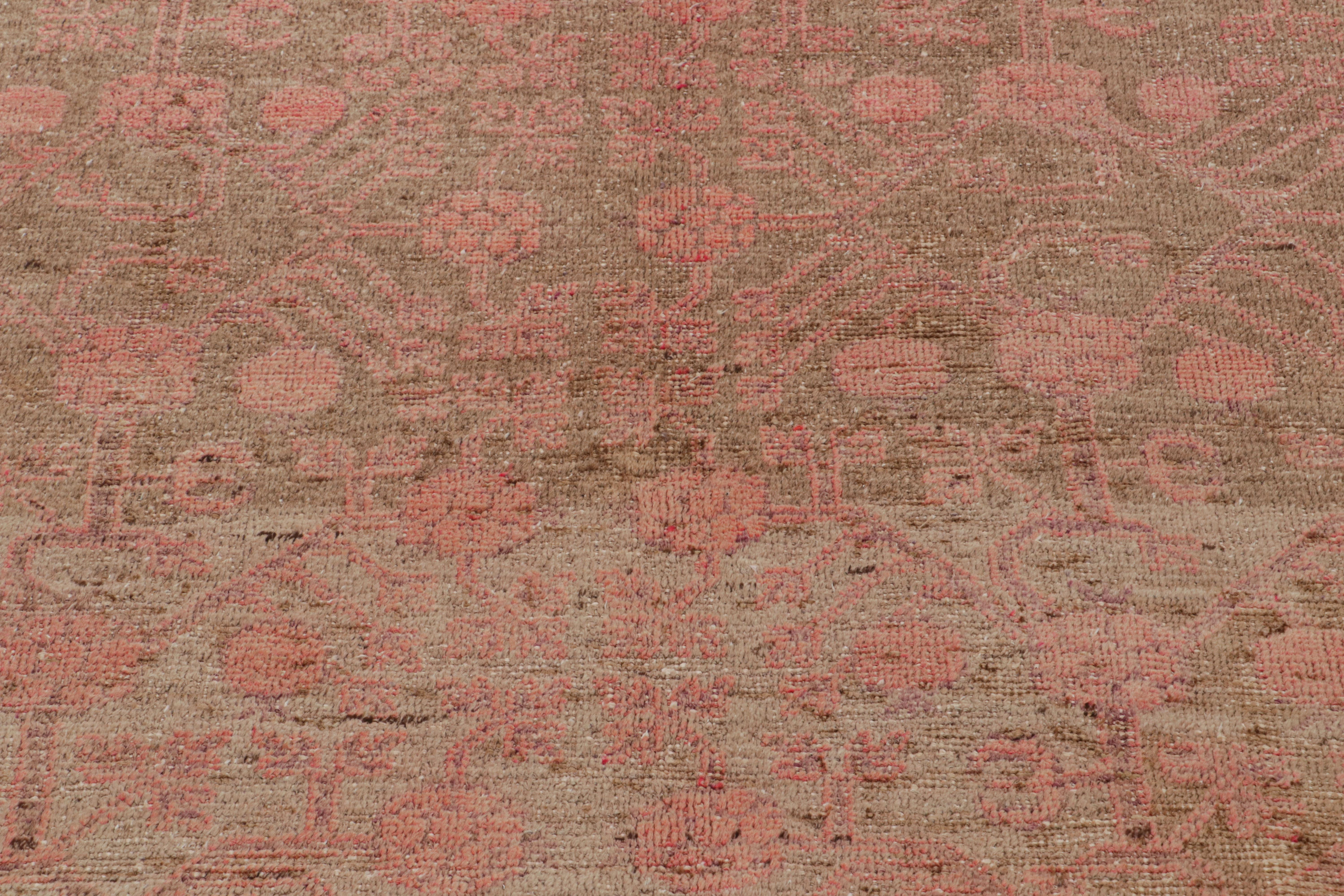 20ième siècle Tapis Khotan transitionnel en laine rose et beige mi-siècle par Rug & Kilim en vente