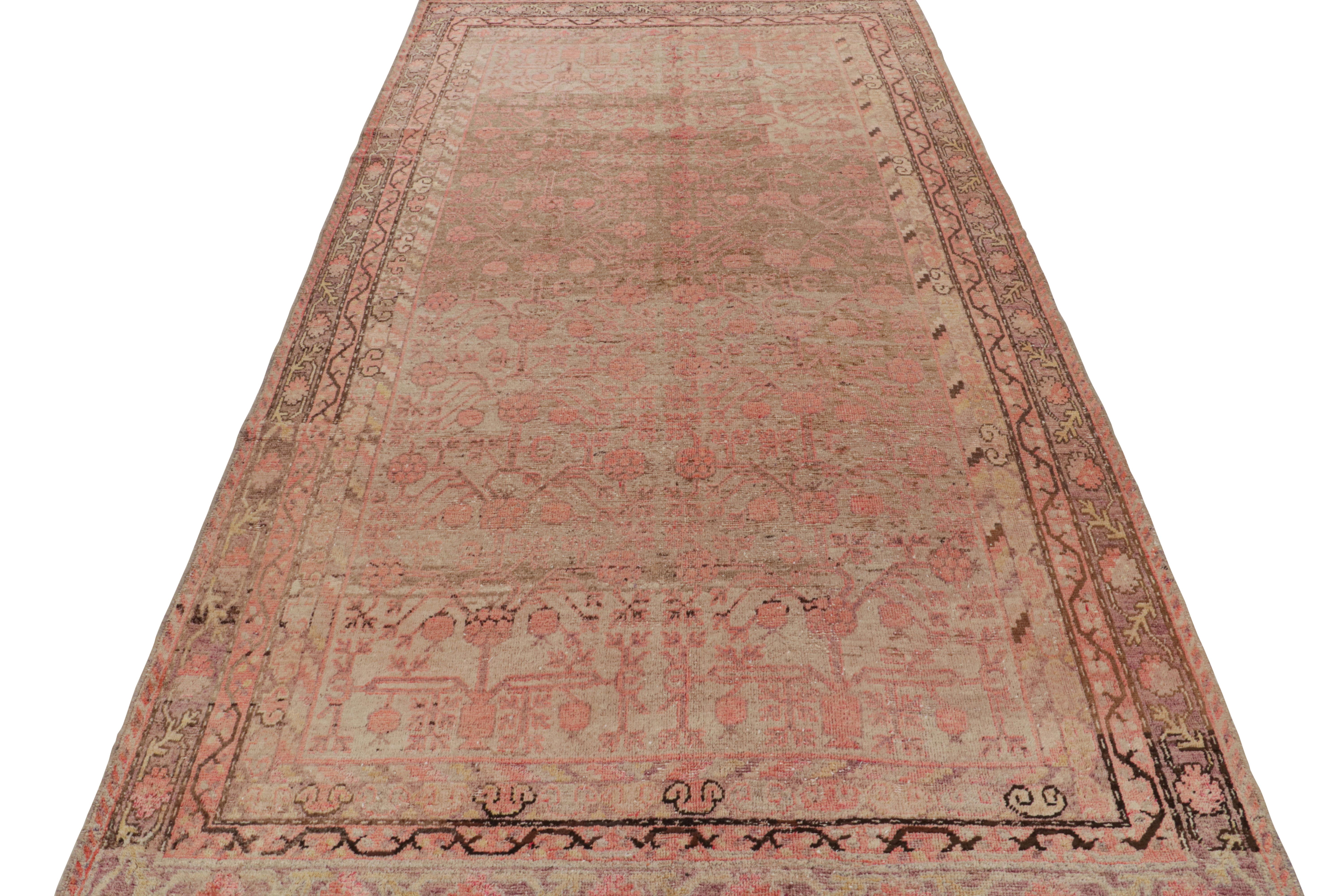 Turkestan oriental Tapis Khotan transitionnel en laine rose et beige mi-siècle par Rug & Kilim en vente