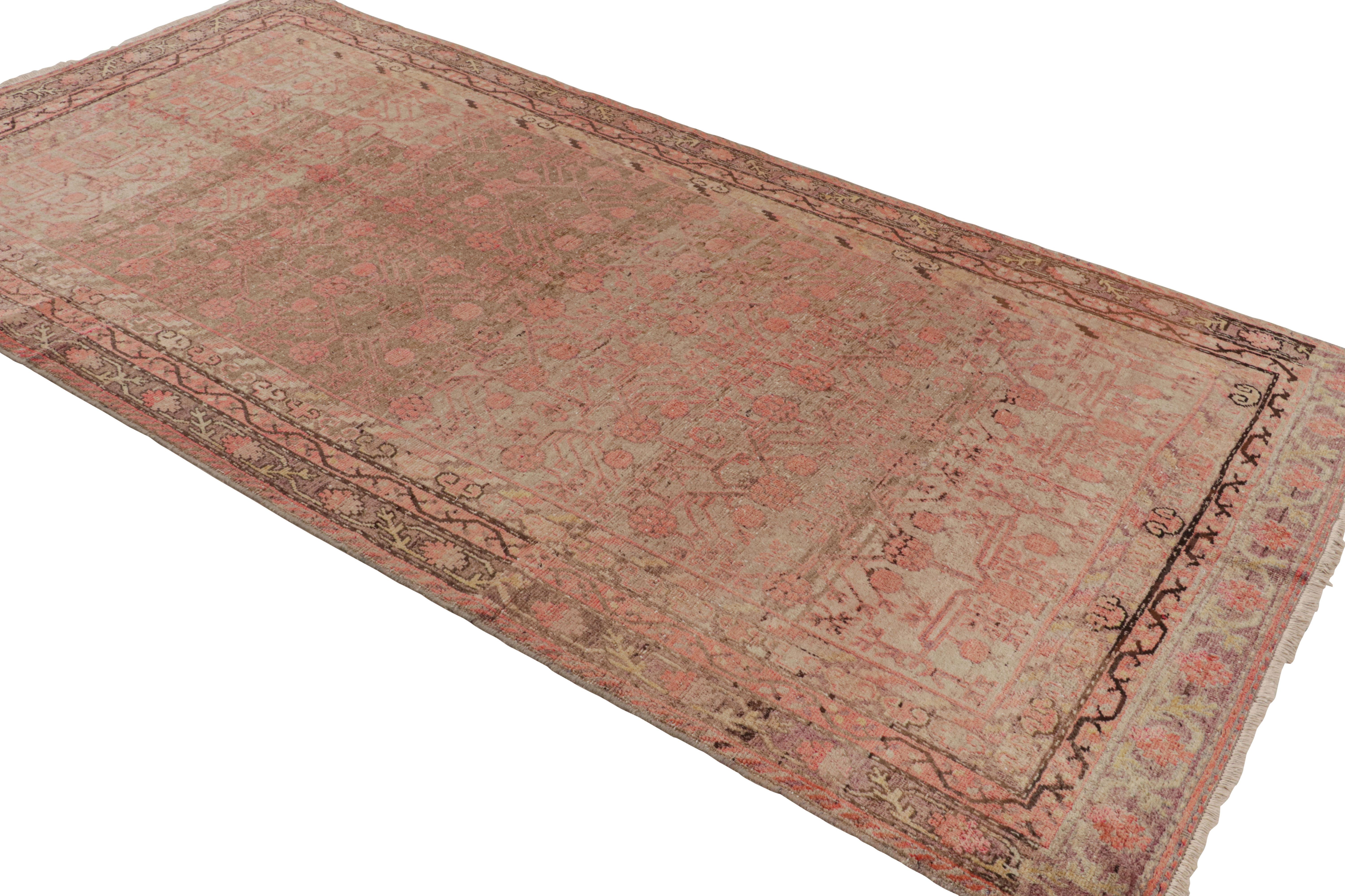Originaire du Turkestan oriental en (année), ce tapis Khotan transitionnel du milieu du siècle de Rug & Kilim présente un motif de champs finement tissé et inhabituellement répétitif. Tissé à la main dans une laine de haute qualité, un contraste