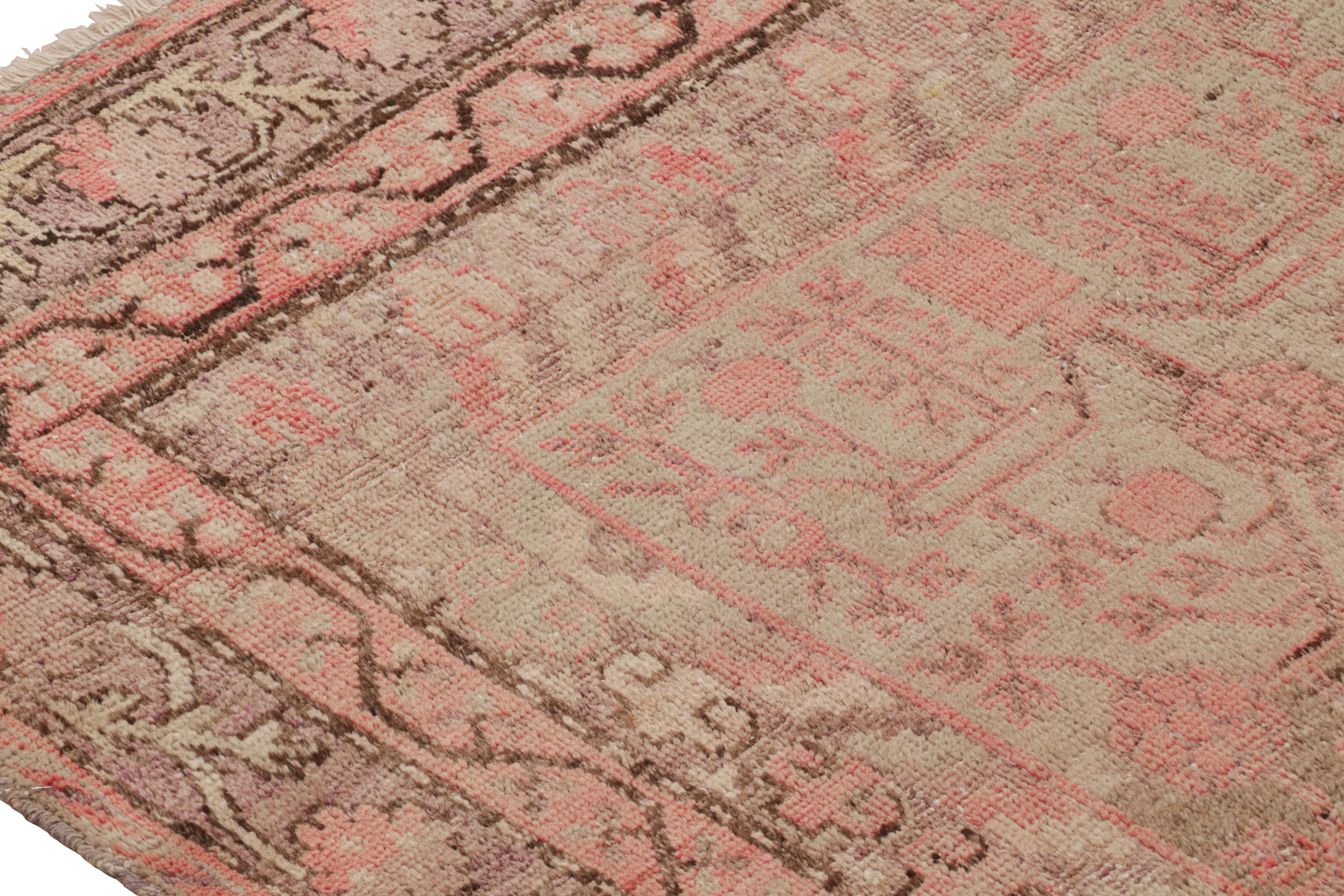 Tapis Khotan transitionnel en laine rose et beige mi-siècle par Rug & Kilim Bon état - En vente à Long Island City, NY