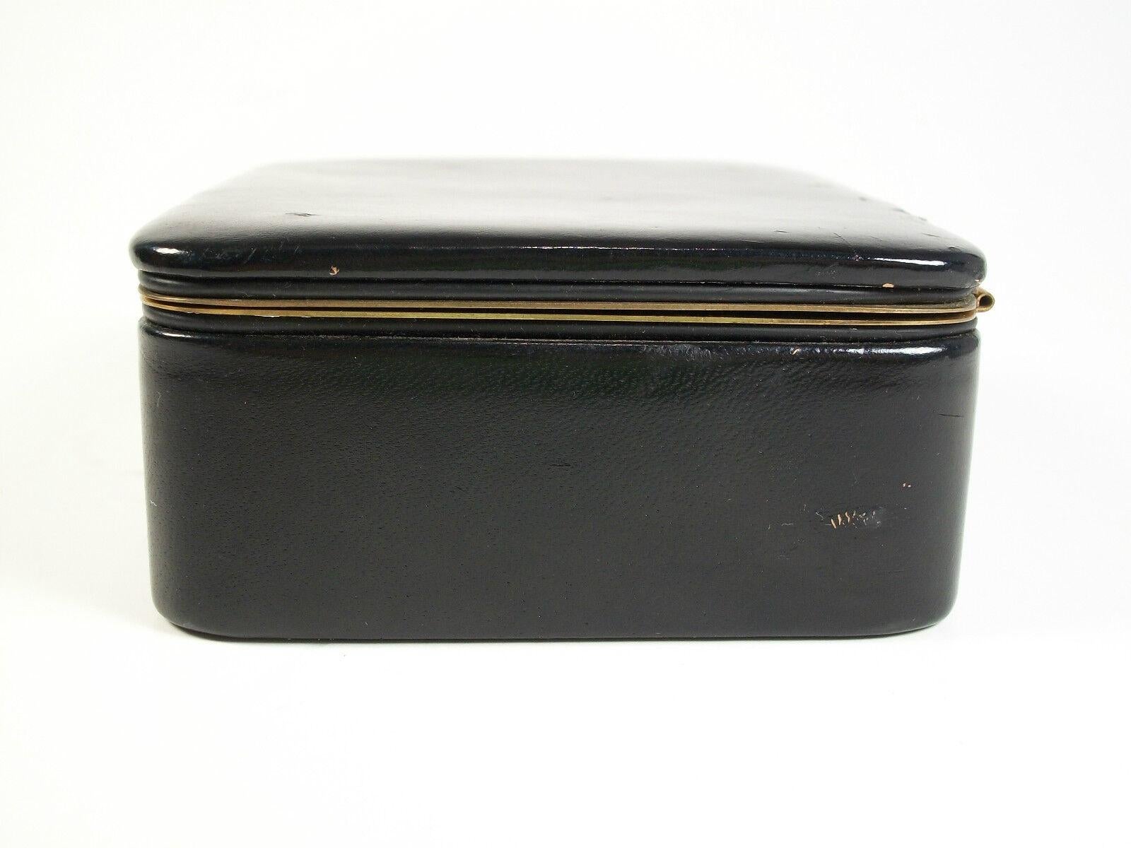 Mid Century Kid Leather Jewelry Box/Organizer - West Germany - Circa 1960's In Good Condition For Sale In Chatham, ON