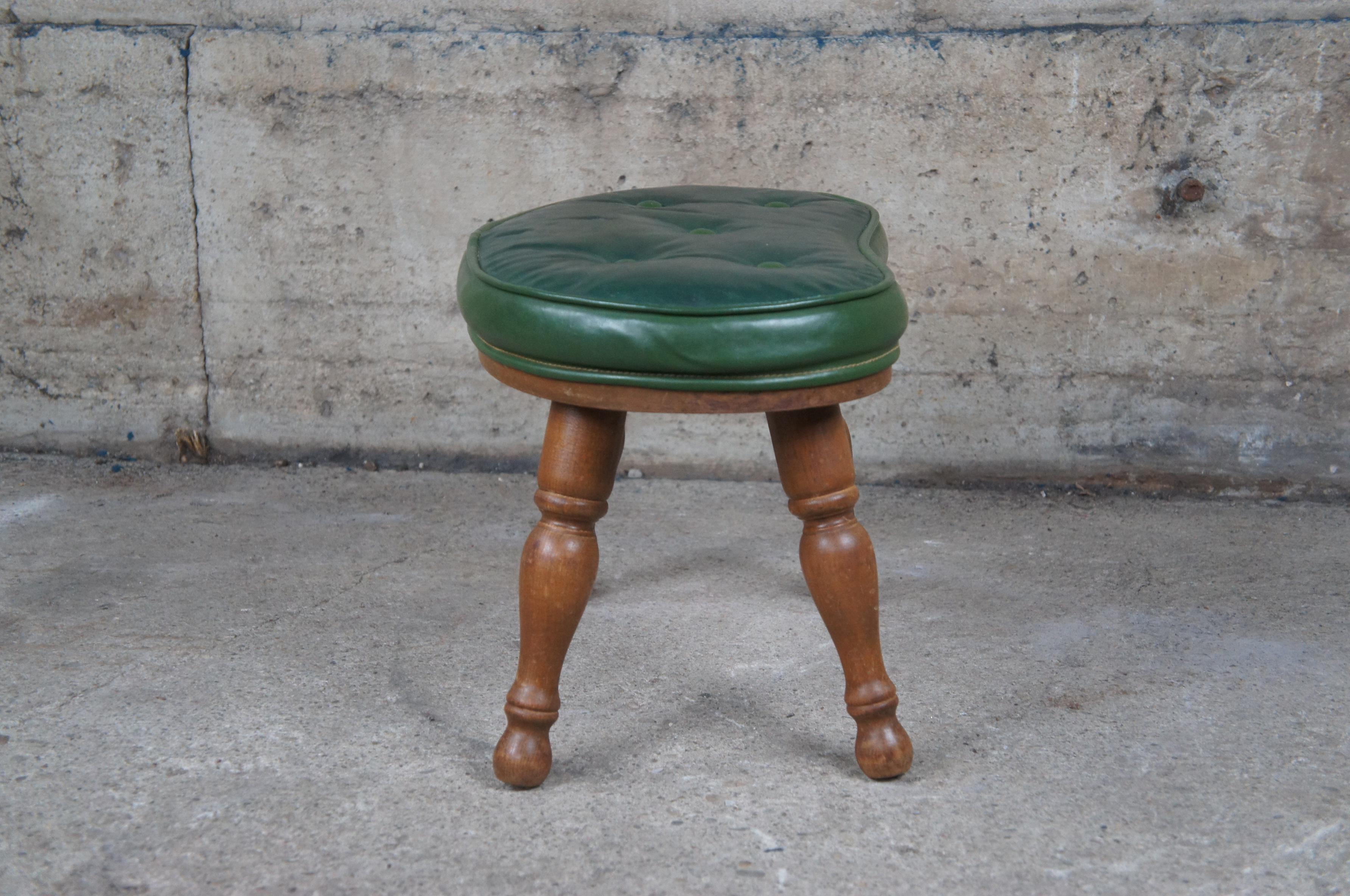 Midcentury Kidney Bean Shaped Green Vinyl Tufted Foot Stool Bench Ottoman In Good Condition In Dayton, OH