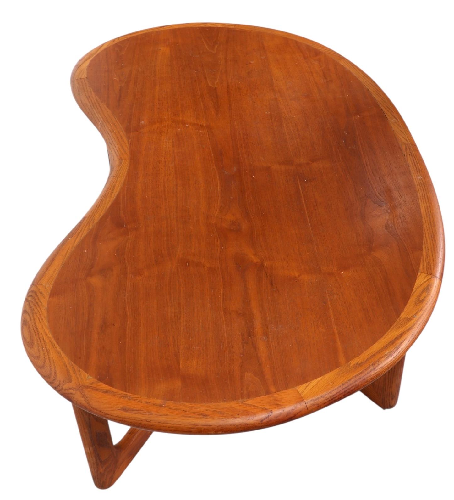 Mid Century Kidney Bean Top Coffee Table by Perception  Lane # 1166 54 In Good Condition For Sale In New York, NY
