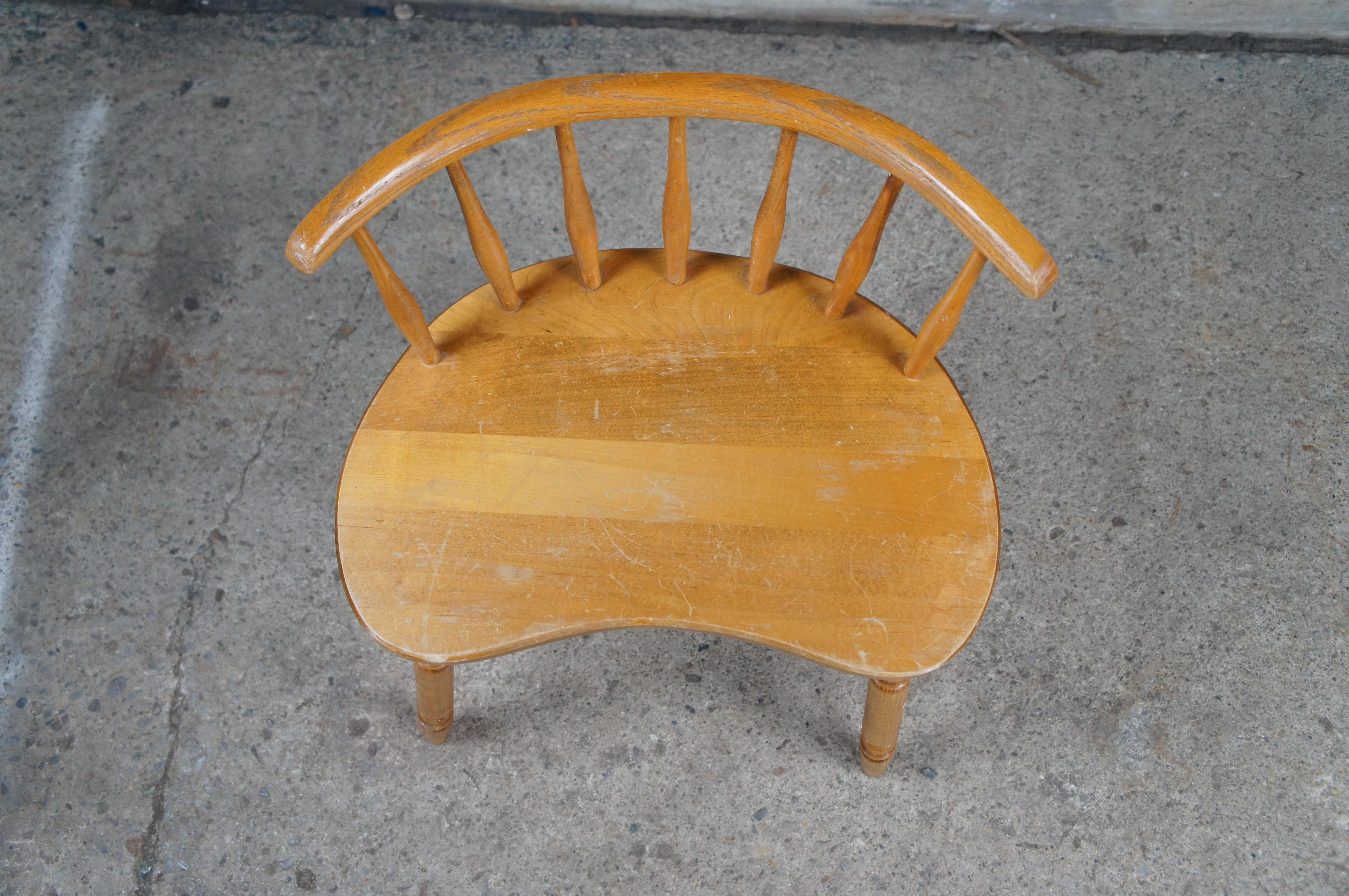 Mid Century Kidney Bean Walnut Spindle Back Vanity Chair Stool Bench Seat In Good Condition In Dayton, OH