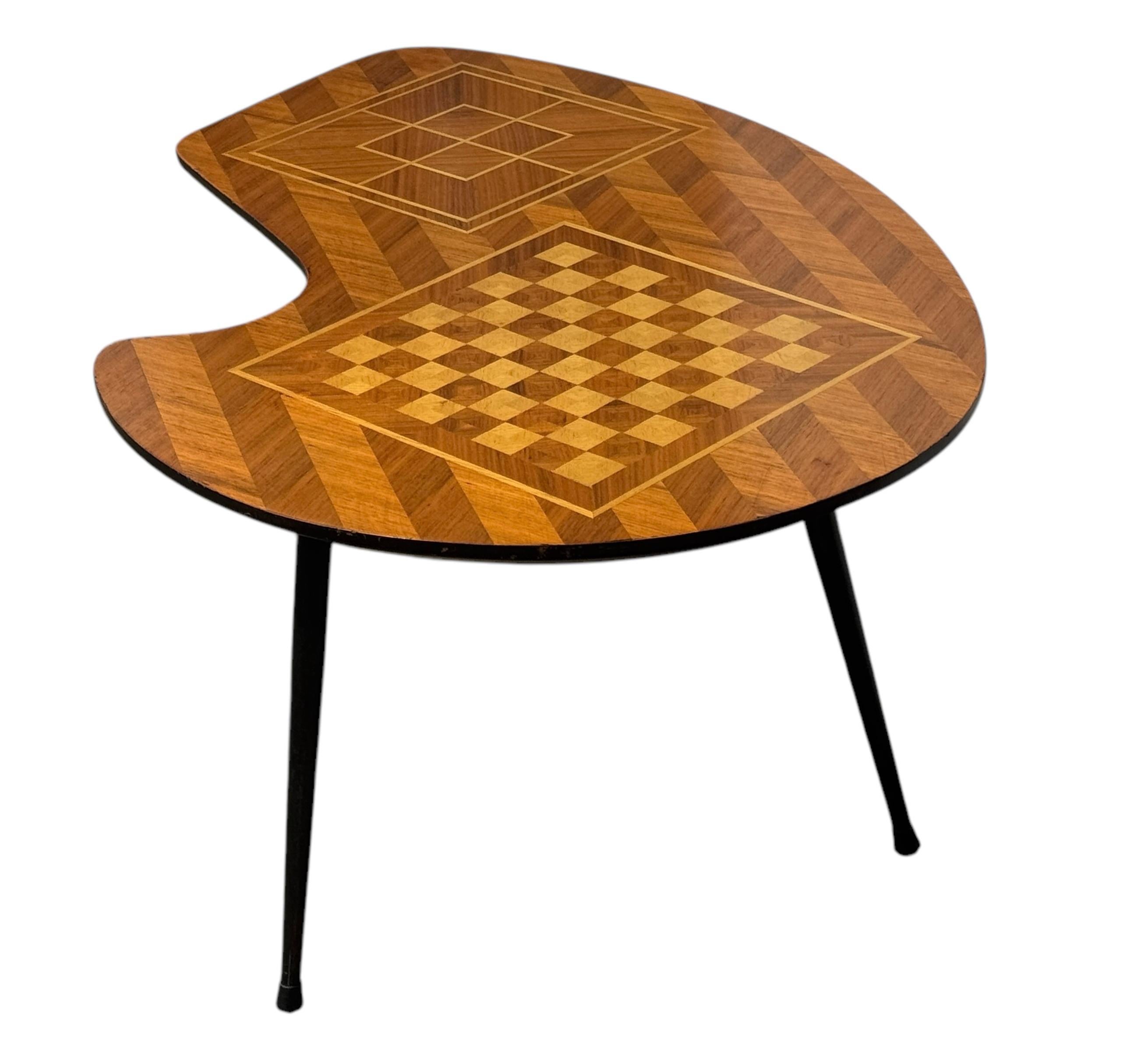 Nine Men's Morris-Beistelltisch, Schach und Schmiede, Mid-Century, Italien 1950er Jahre (Italienisch) im Angebot