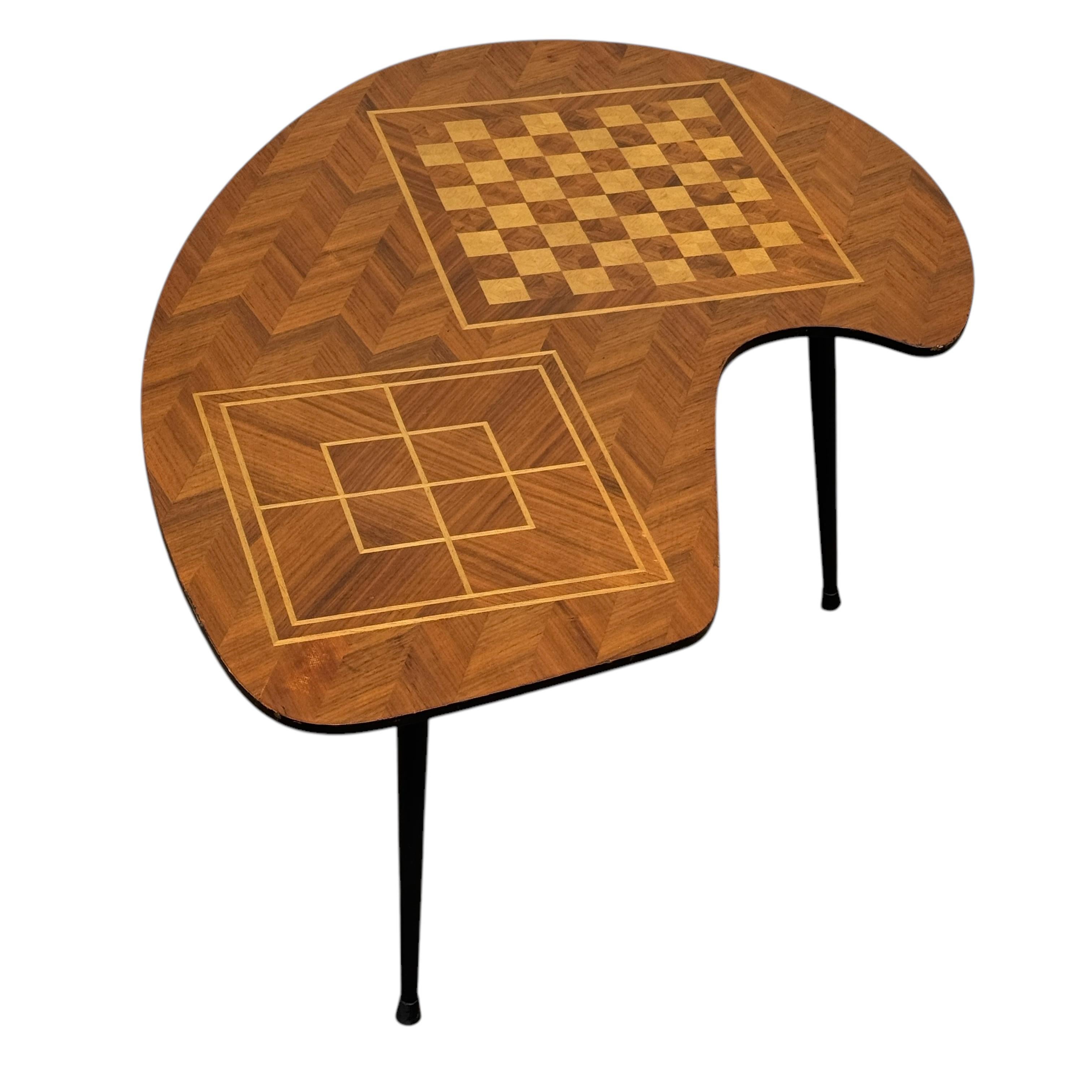 Nine Men's Morris-Beistelltisch, Schach und Schmiede, Mid-Century, Italien 1950er Jahre (Frühes 20. Jahrhundert) im Angebot