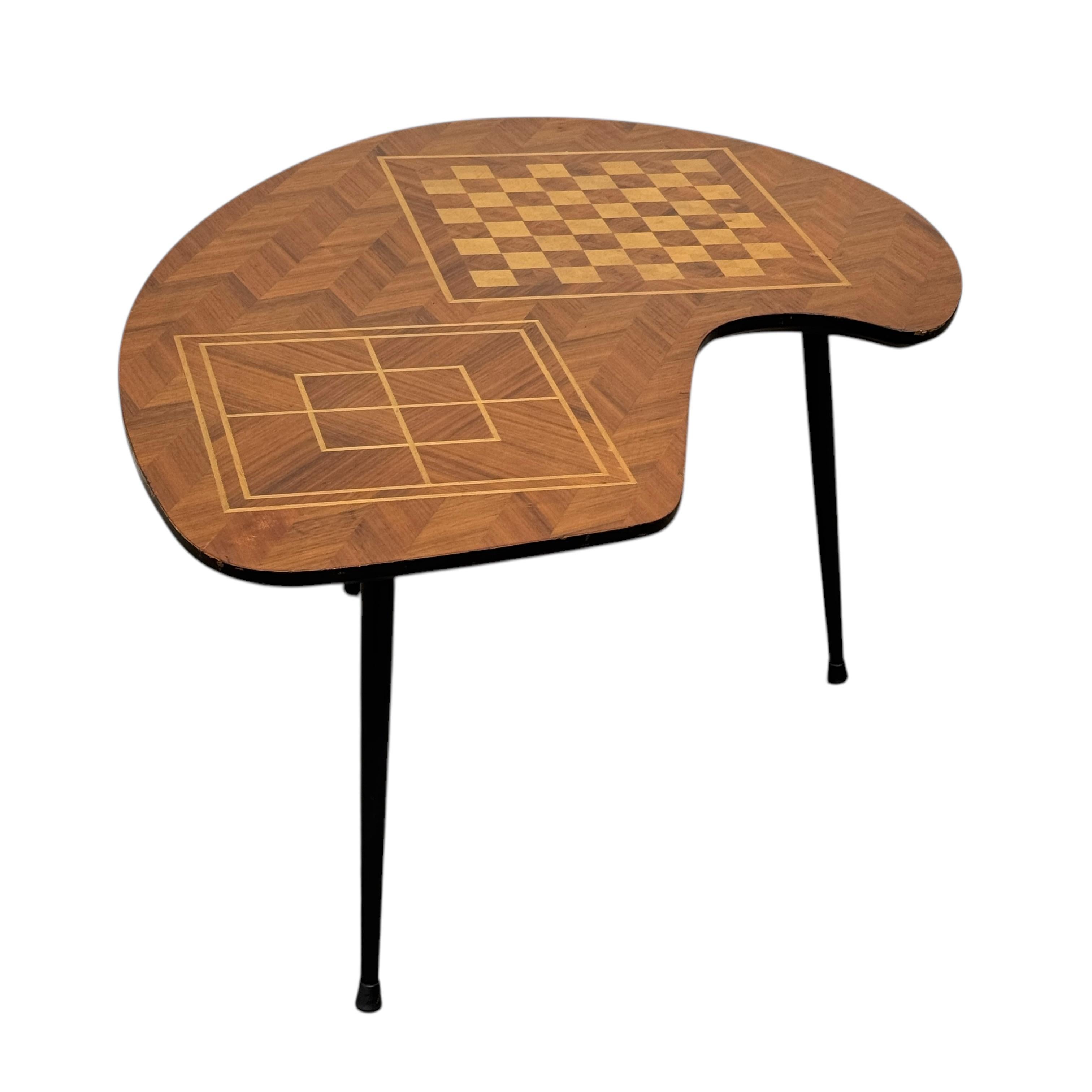 Nine Men's Morris-Beistelltisch, Schach und Schmiede, Mid-Century, Italien 1950er Jahre (Holz) im Angebot