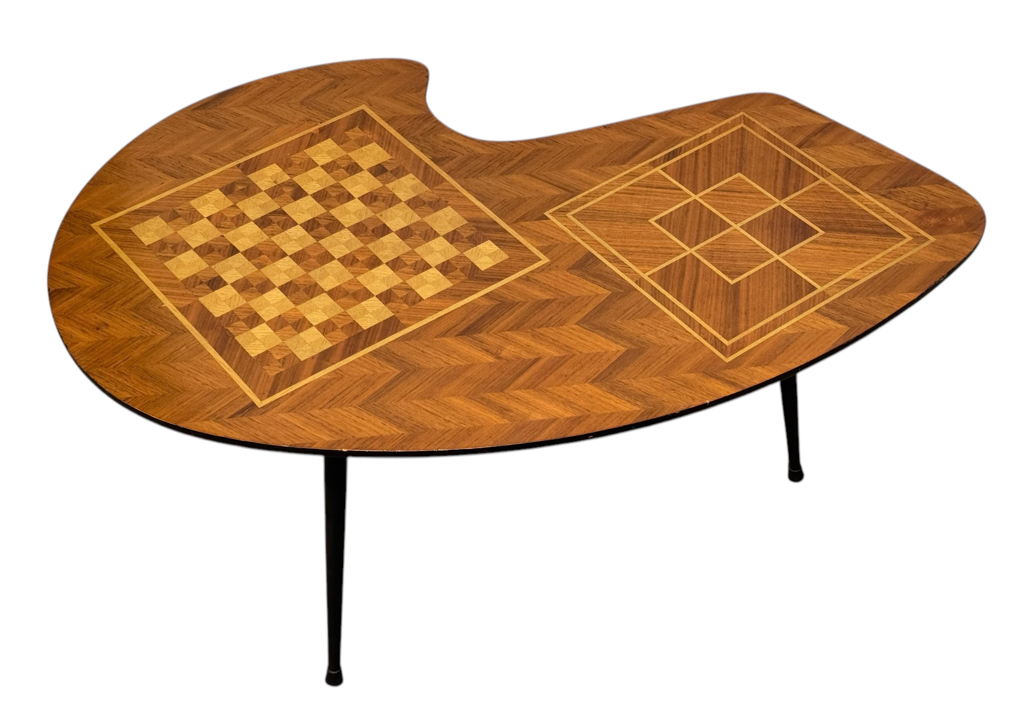 Nine Men's Morris-Beistelltisch, Schach und Schmiede, Mid-Century, Italien 1950er Jahre im Angebot 1